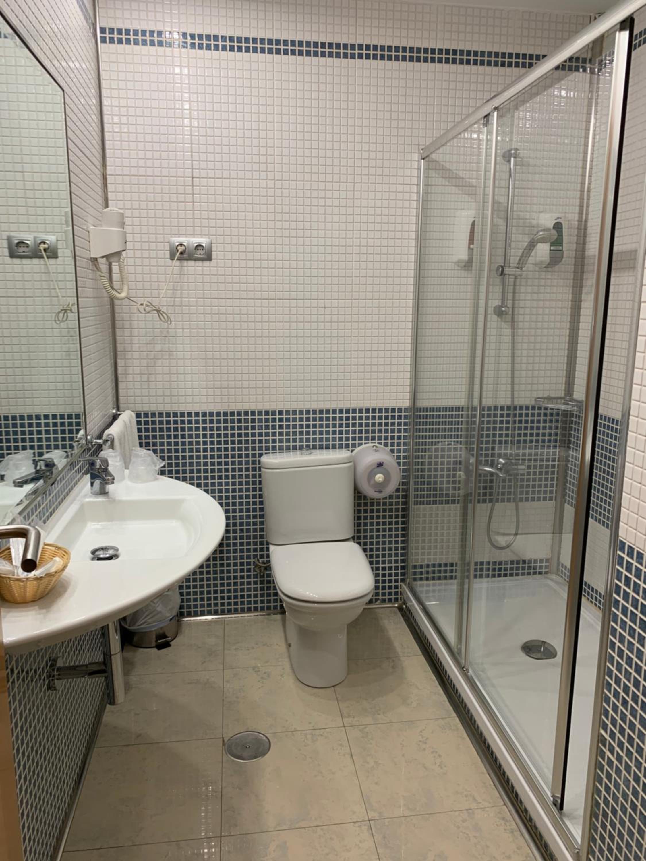 Twin Room with Private Bathroom photo 3