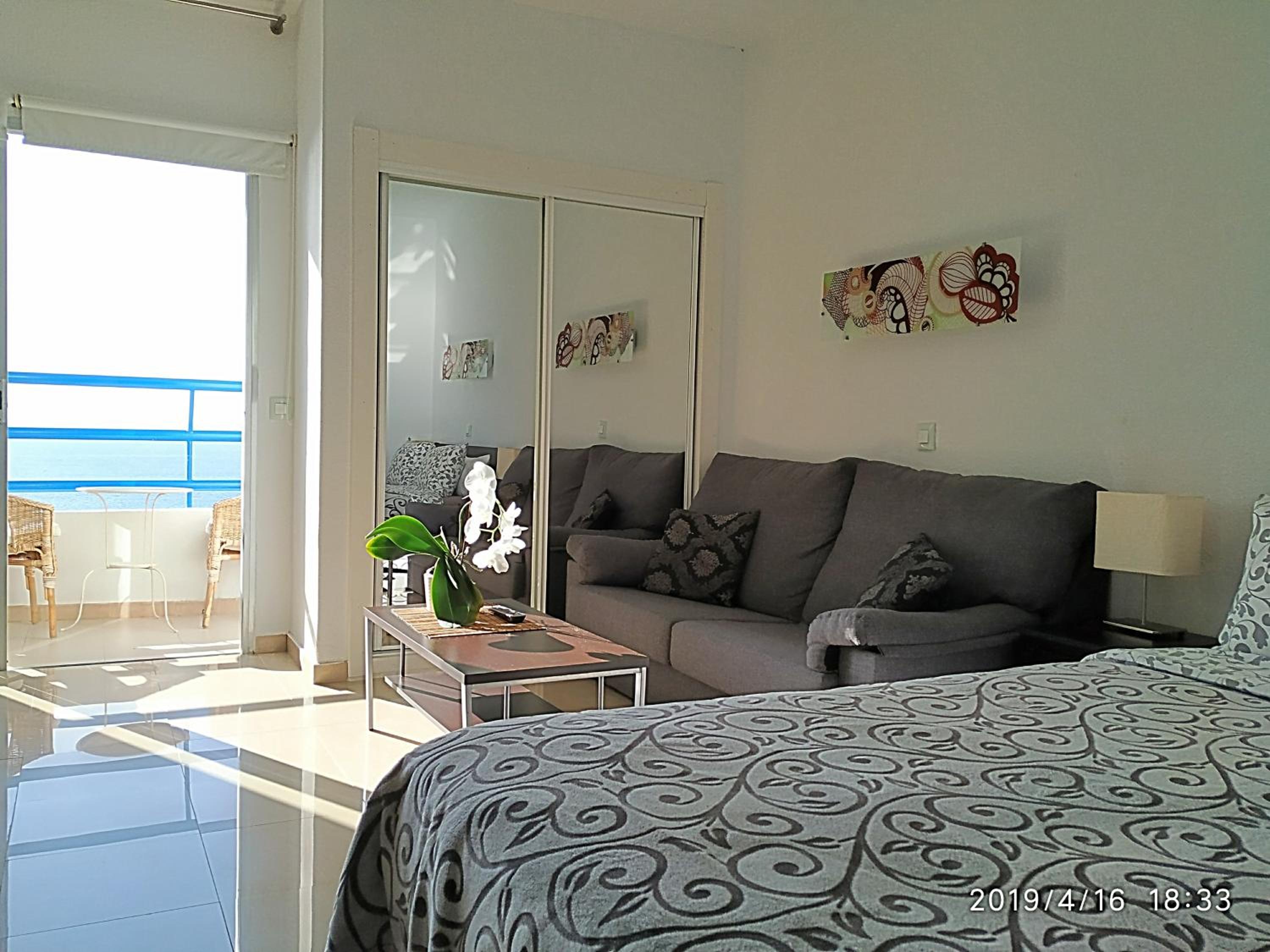 Estudio con vista al mar