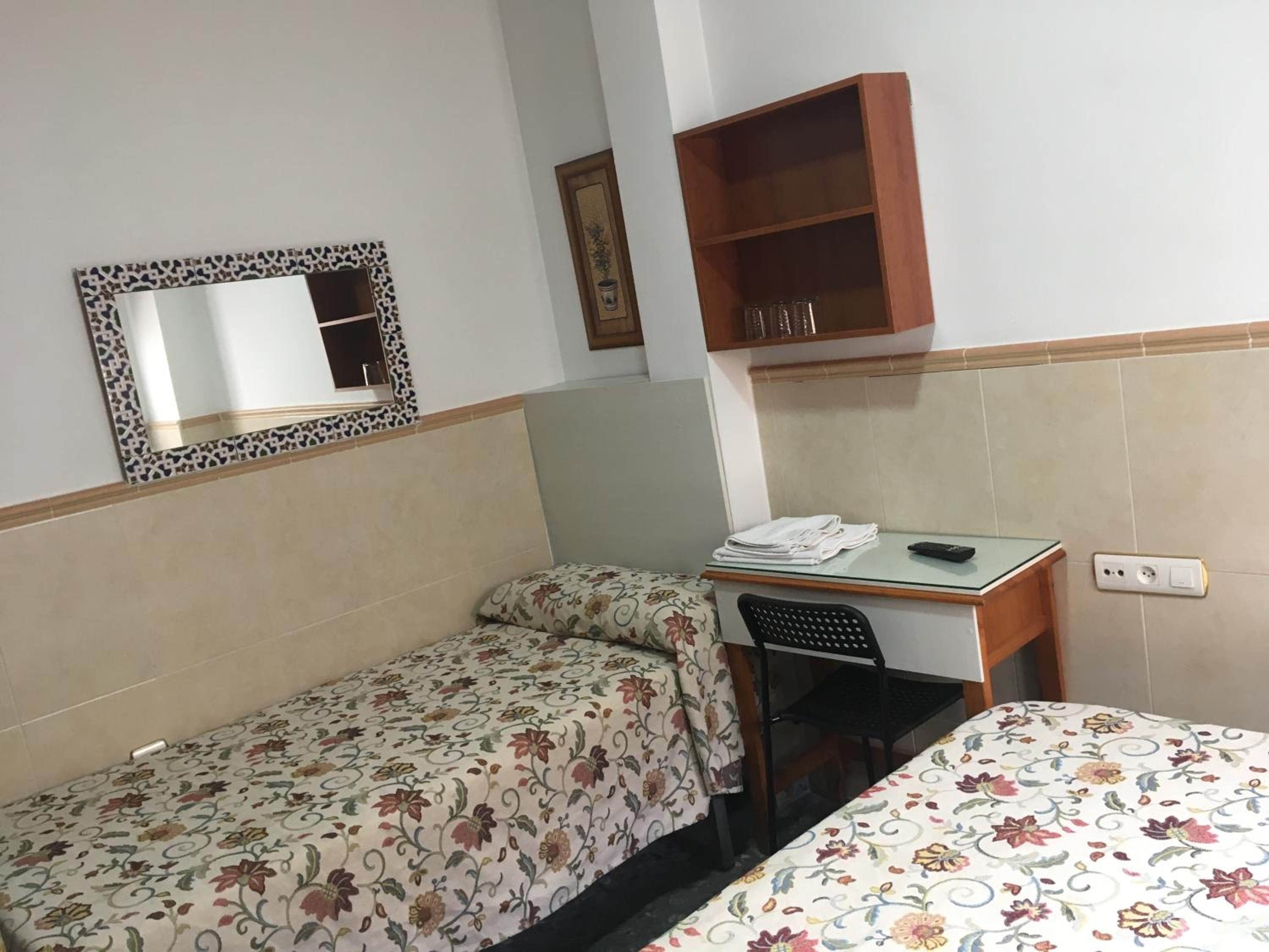 Habitación Doble con cama extra y baño privado
