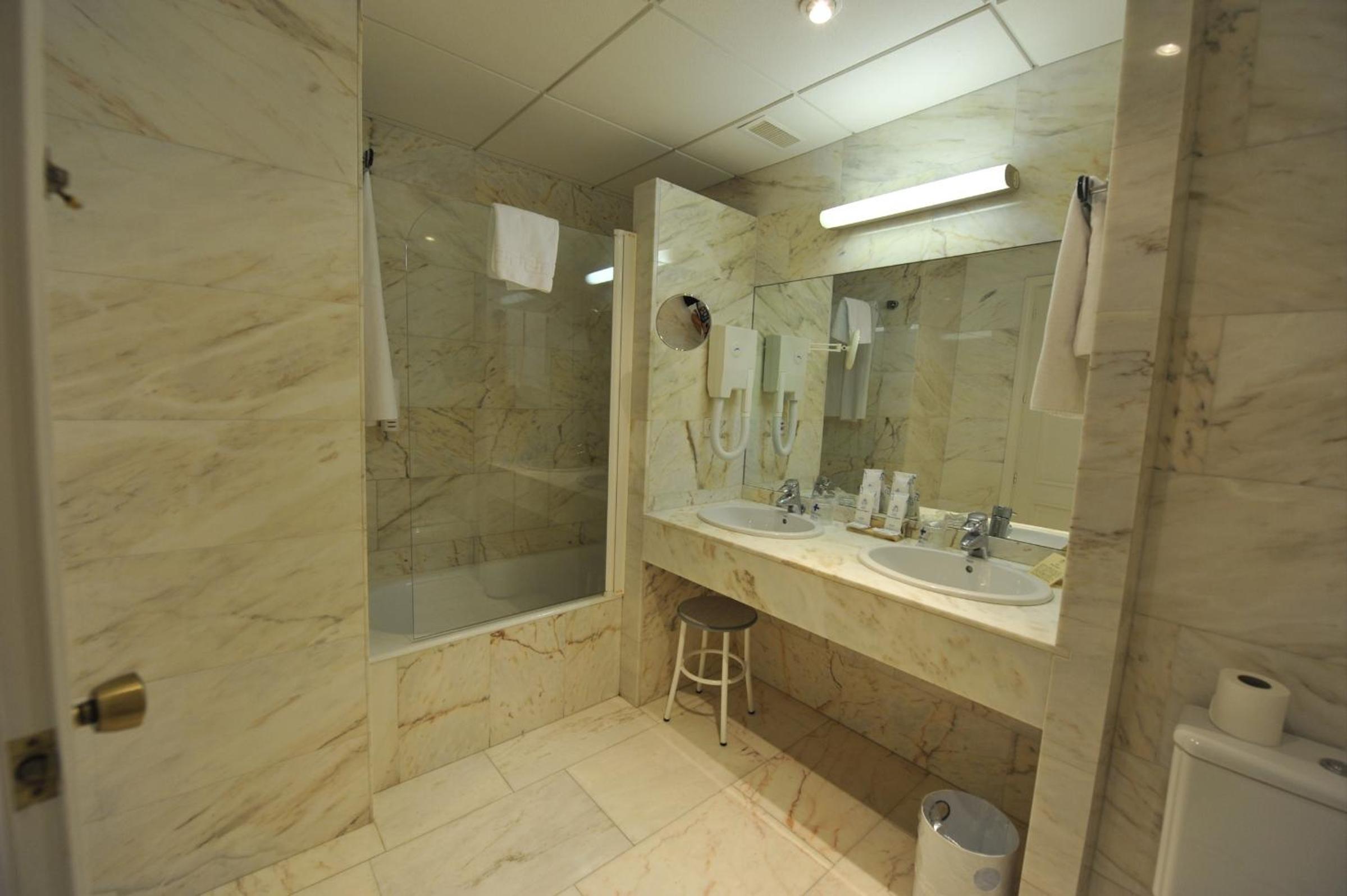Double or Twin Room - Photo 12