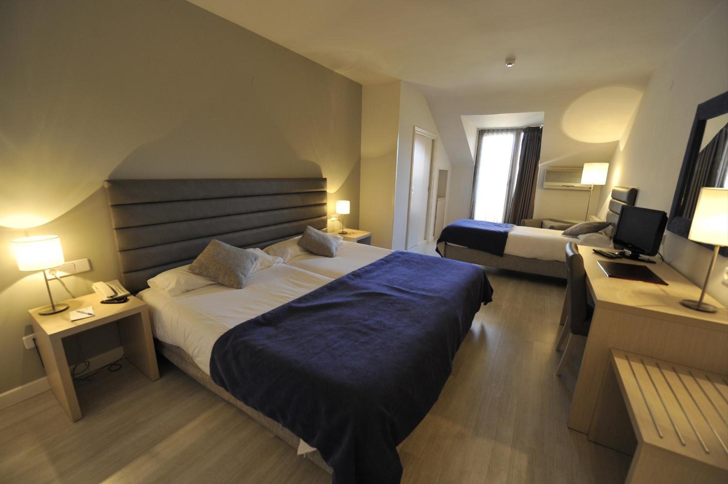 Triple Room (2 Adults + 1 Child) - Photo 1