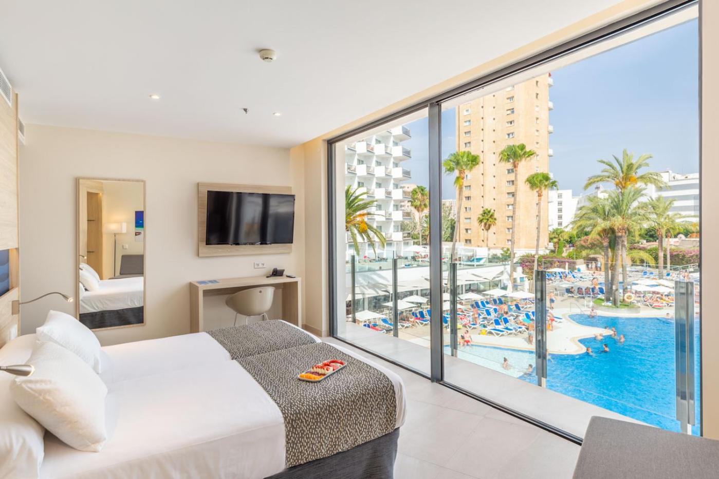 Suite Junior con vista a la piscina