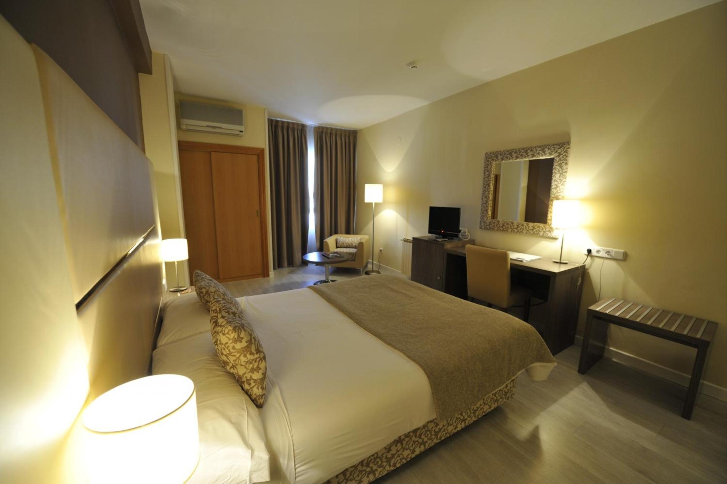 Double or Twin Room - Photo 10
