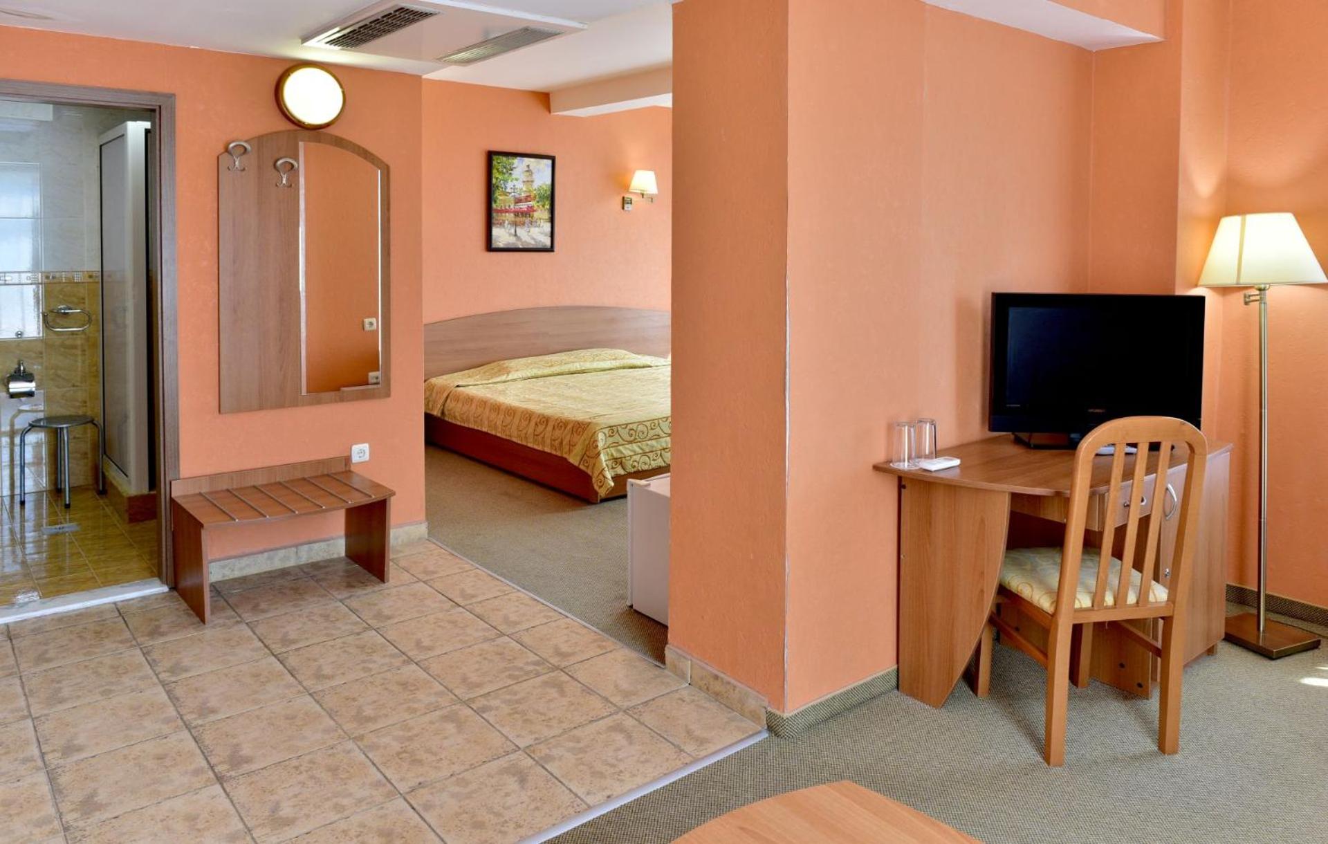 One-Bedroom Suite  photo 2