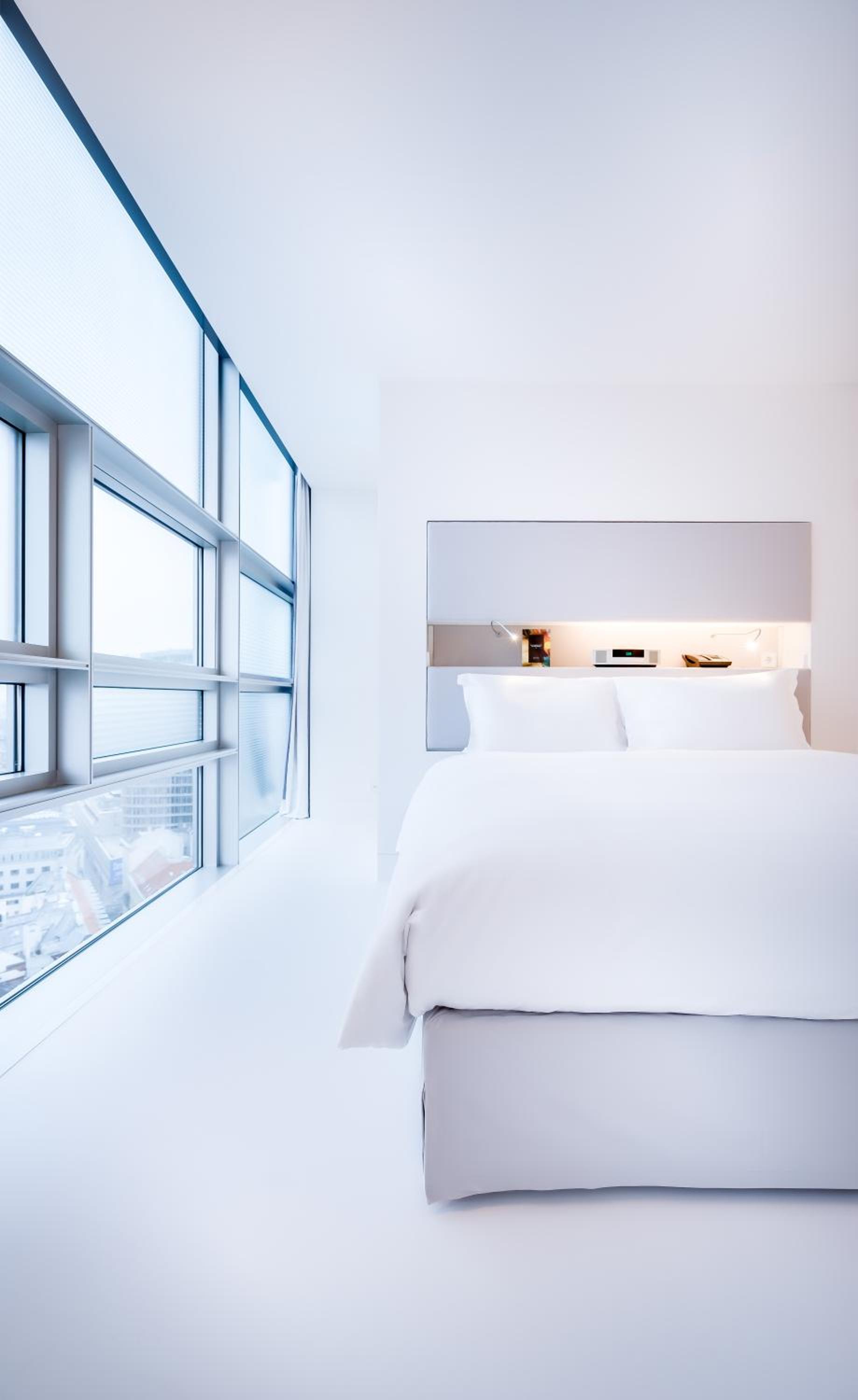 Junior Suite – Ferris Wheel View, king bed - Photo 5