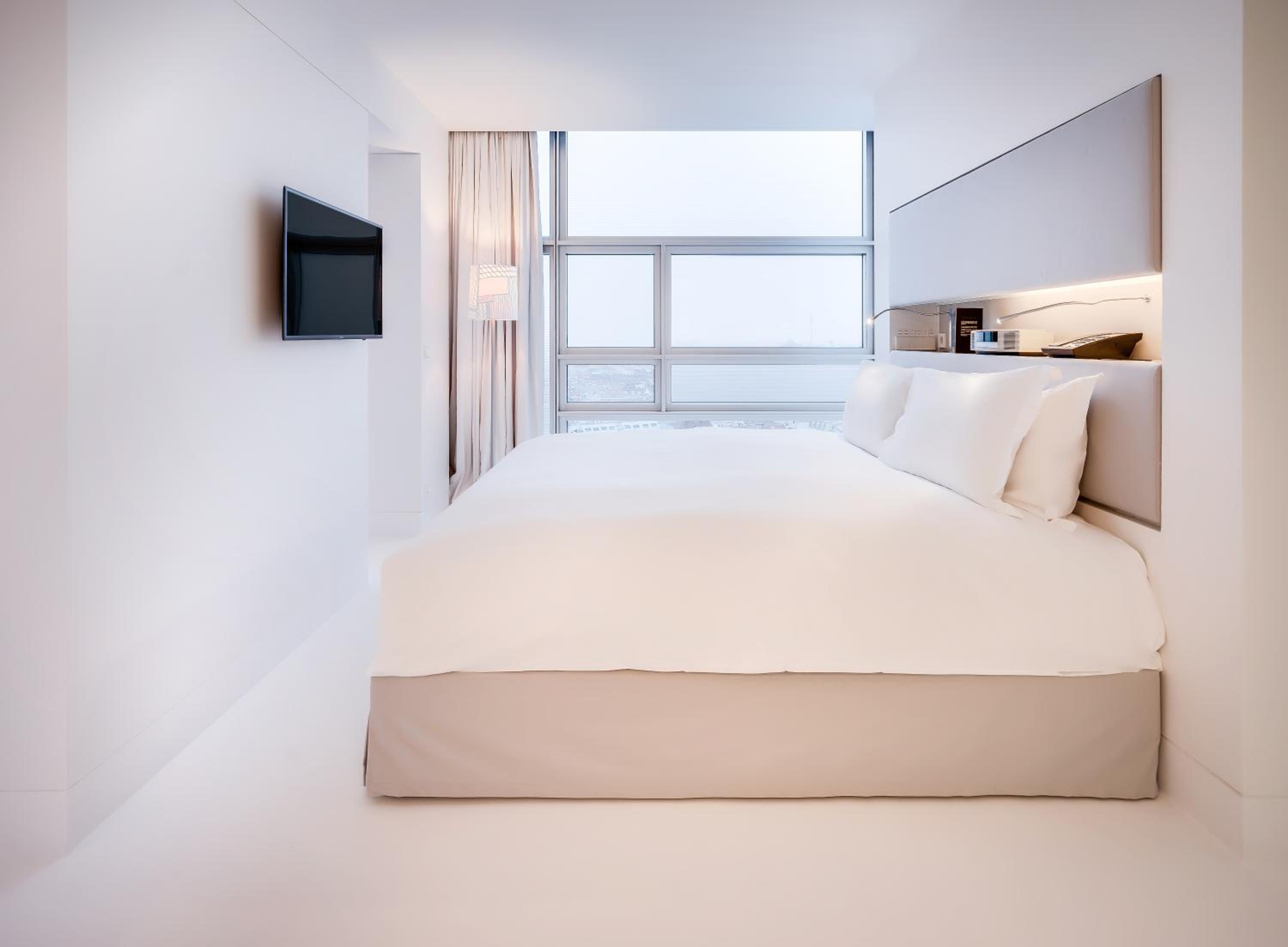 Junior Suite – Ferris Wheel View, king bed - Photo 3