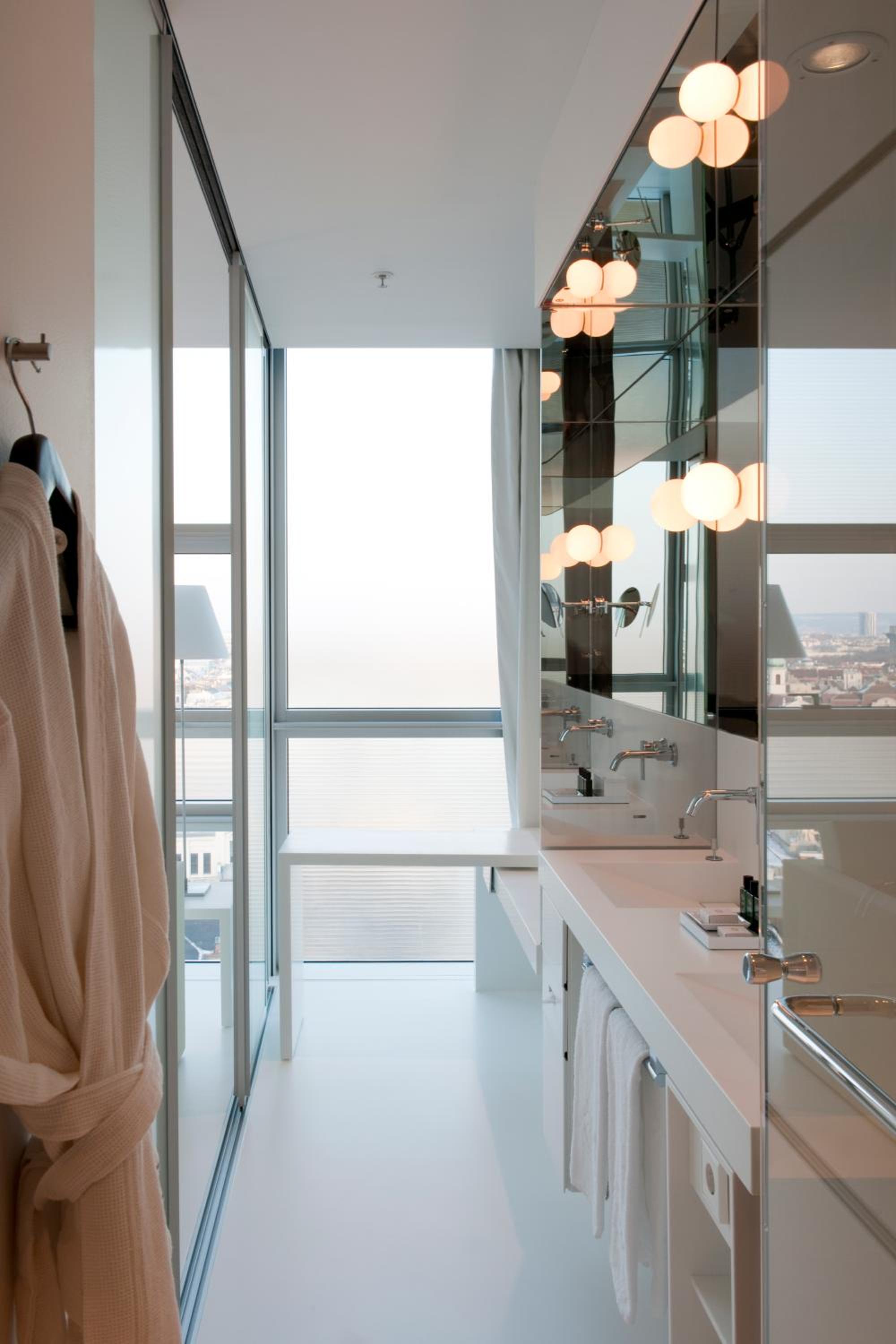 Superior – Ferris Wheel View, queen bed - Photo 2
