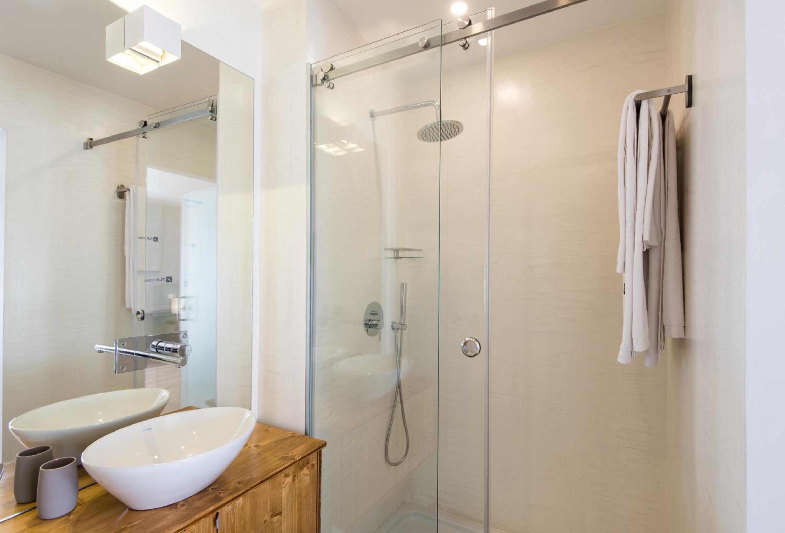 Superior Suite with View - Photo 6