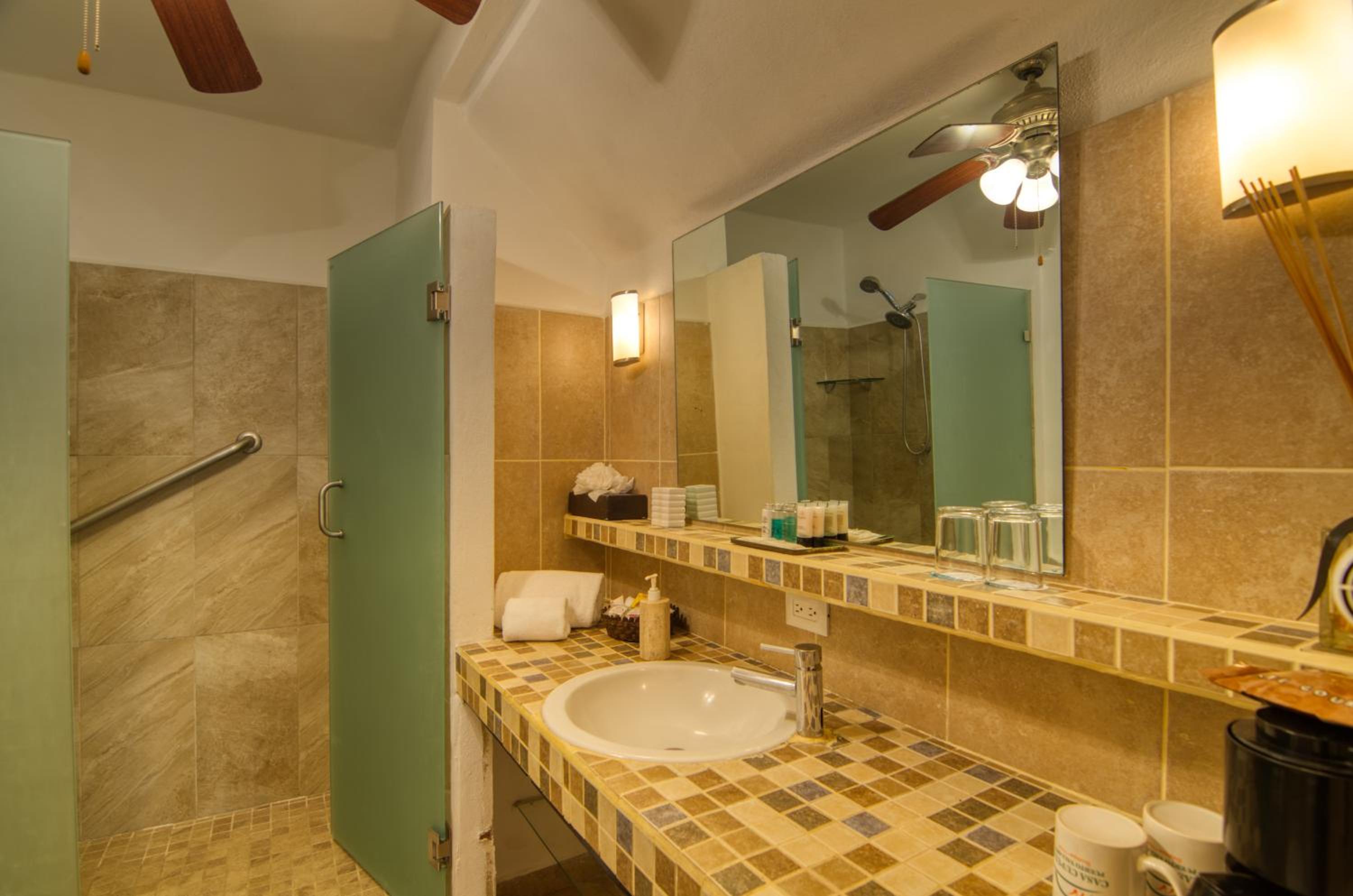 Deluxe Double Room - Photo 9