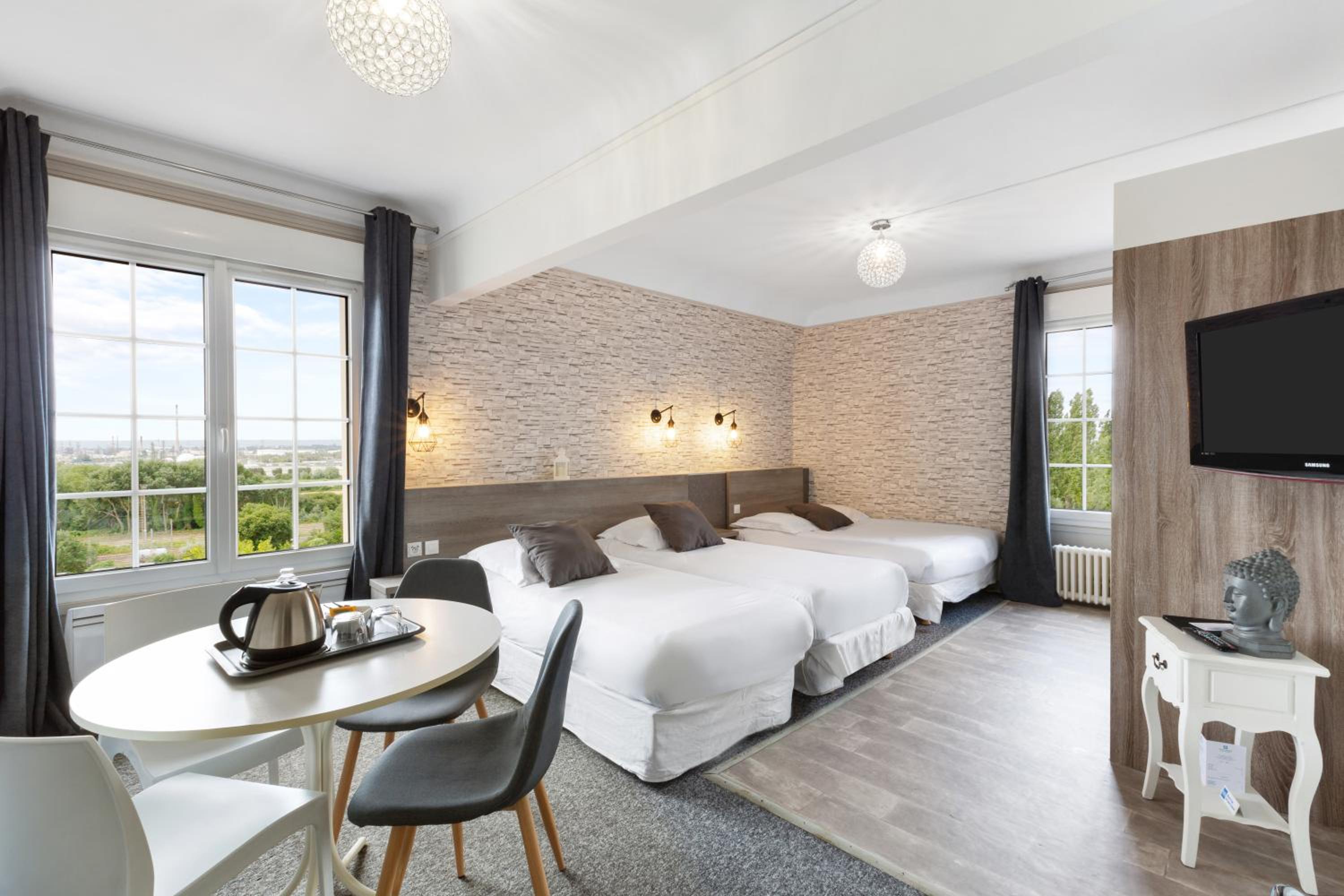 Family Room with Double Bed and Twin Beds