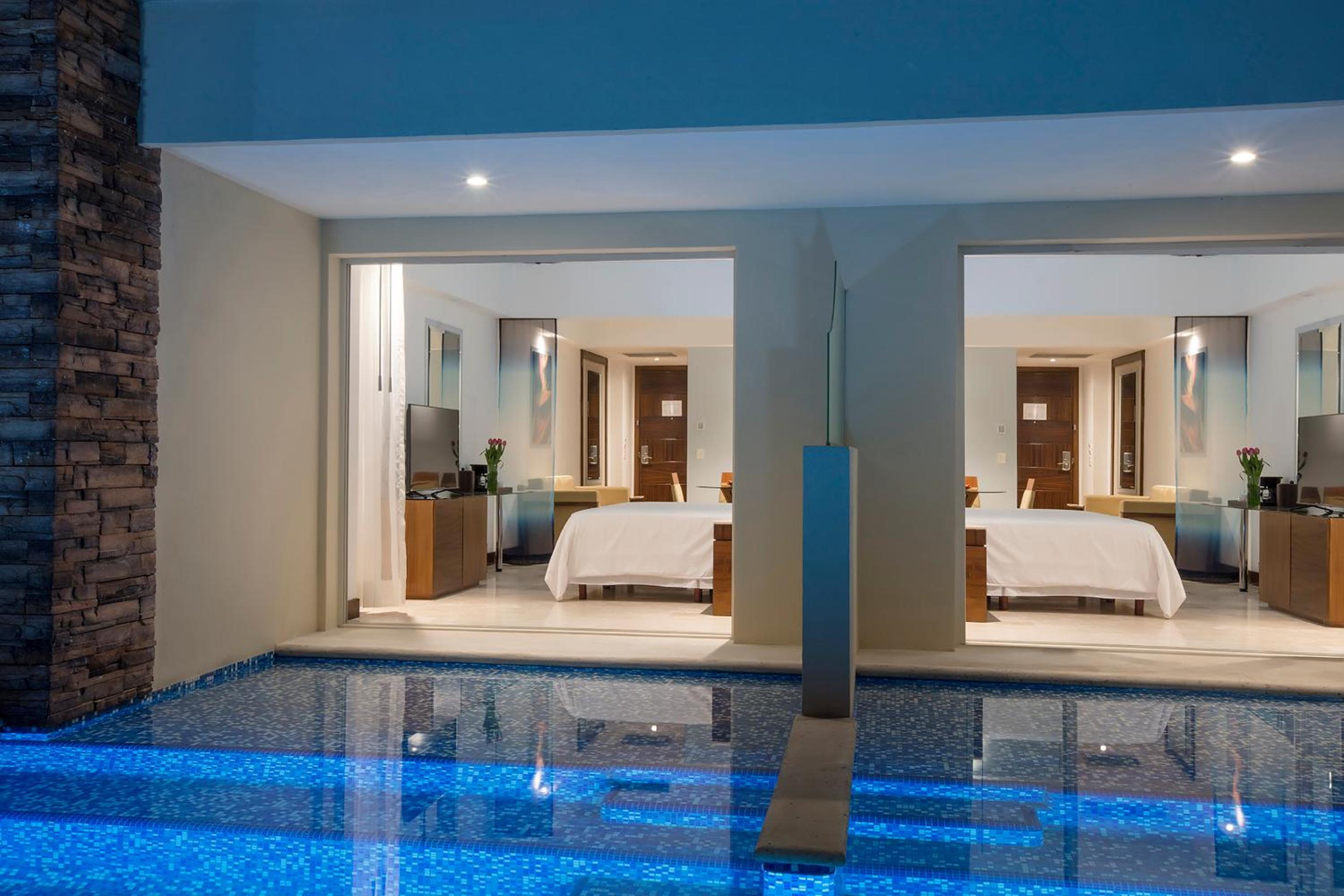 Altitude Club Junior Suite Swim Out King