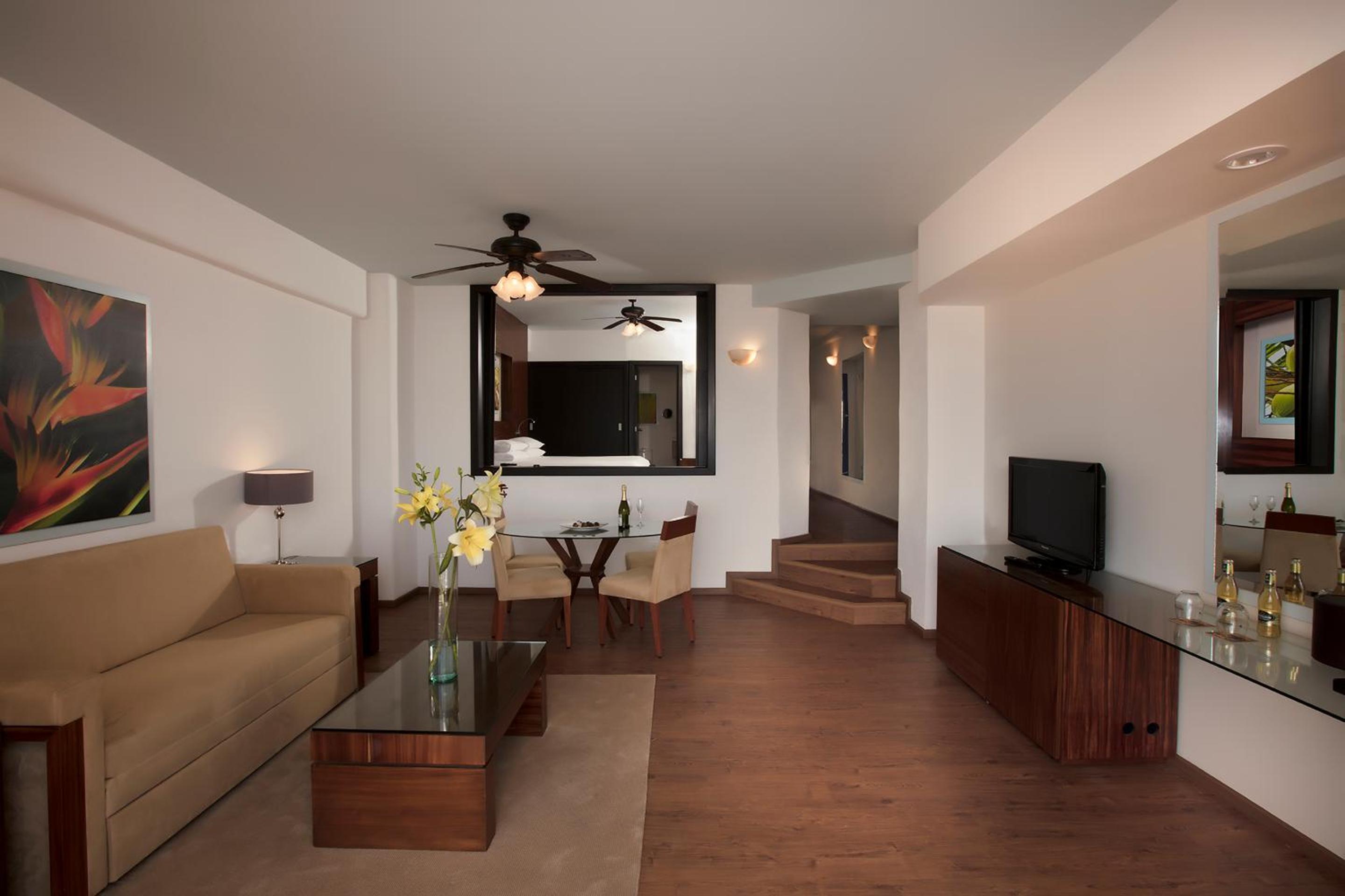 Junior Suite Ocean Front 1-king bed