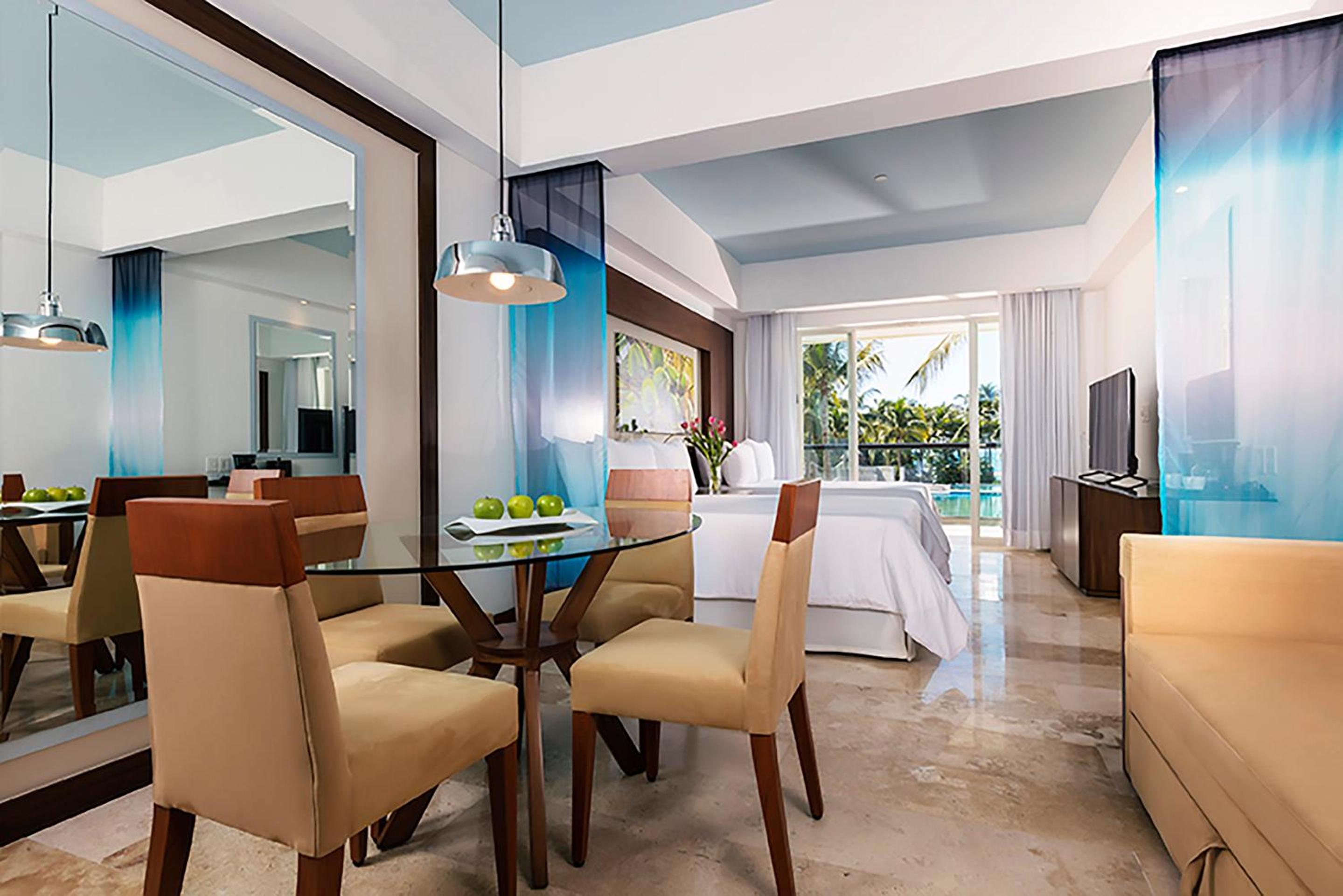 Junior Suite Pool View 2-double beds