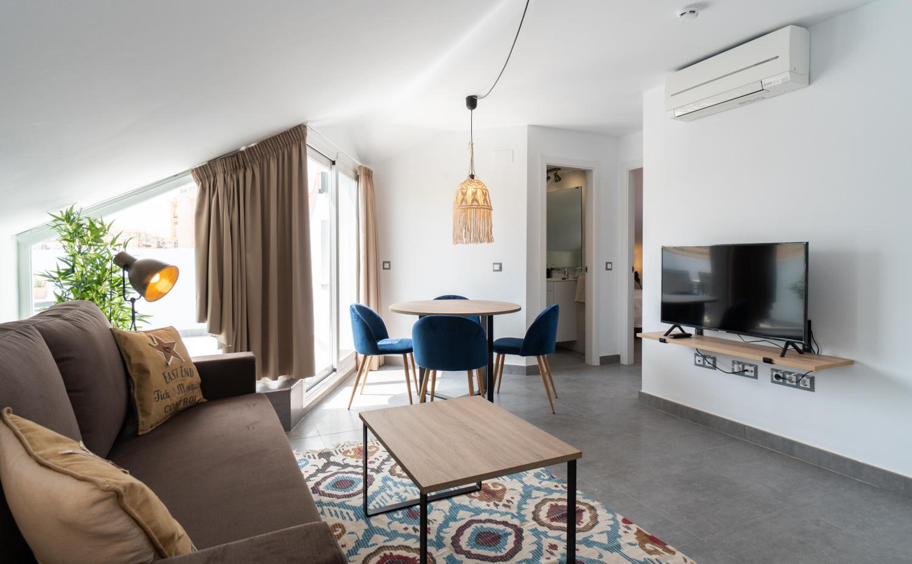 Apartamento tipo penthouse de una habitación con vista al mar