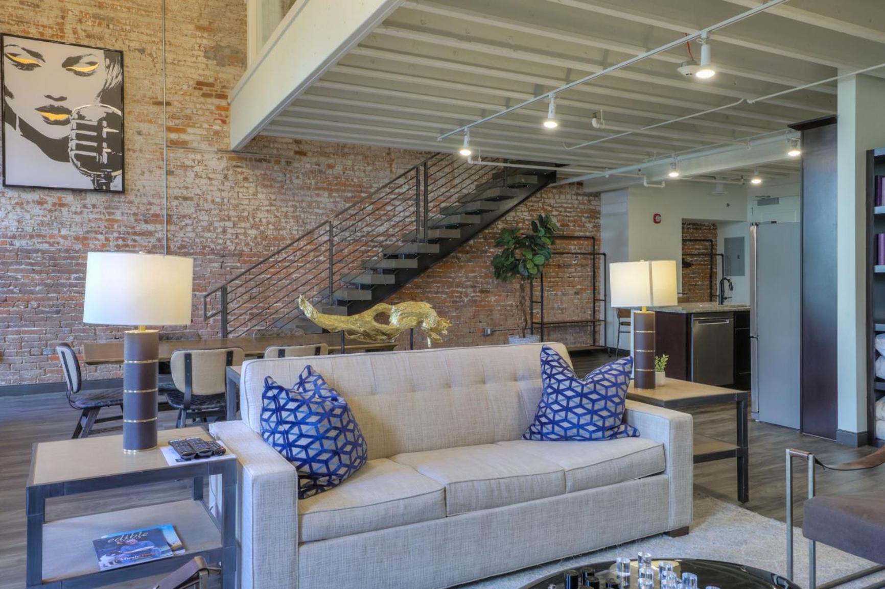 Icon Suite - Photo 16