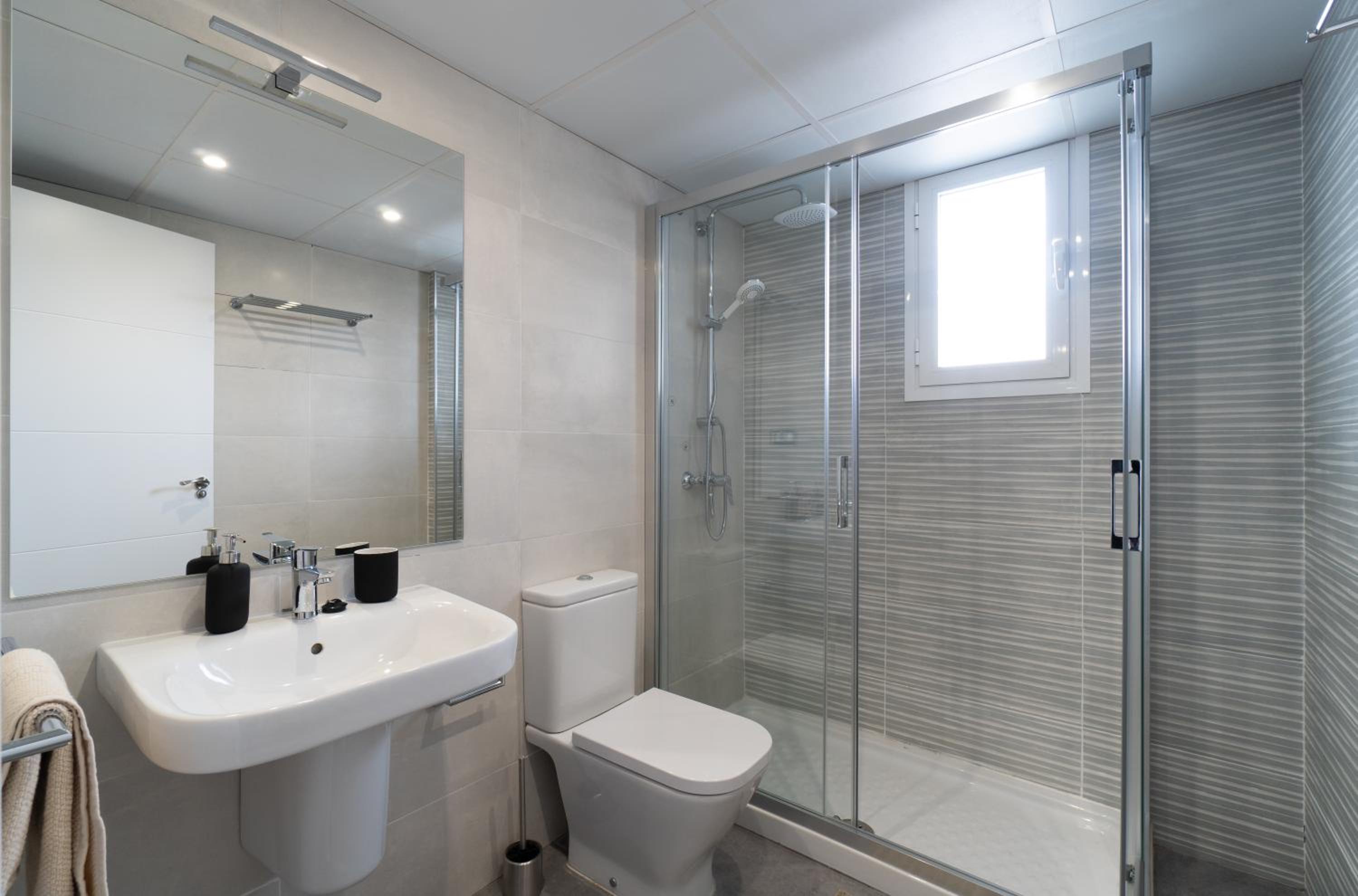 Two-Bedroom Apartment with One Bathroom photo 2