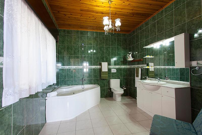 Deluxe Suite with Spa Bath - Photo 3
