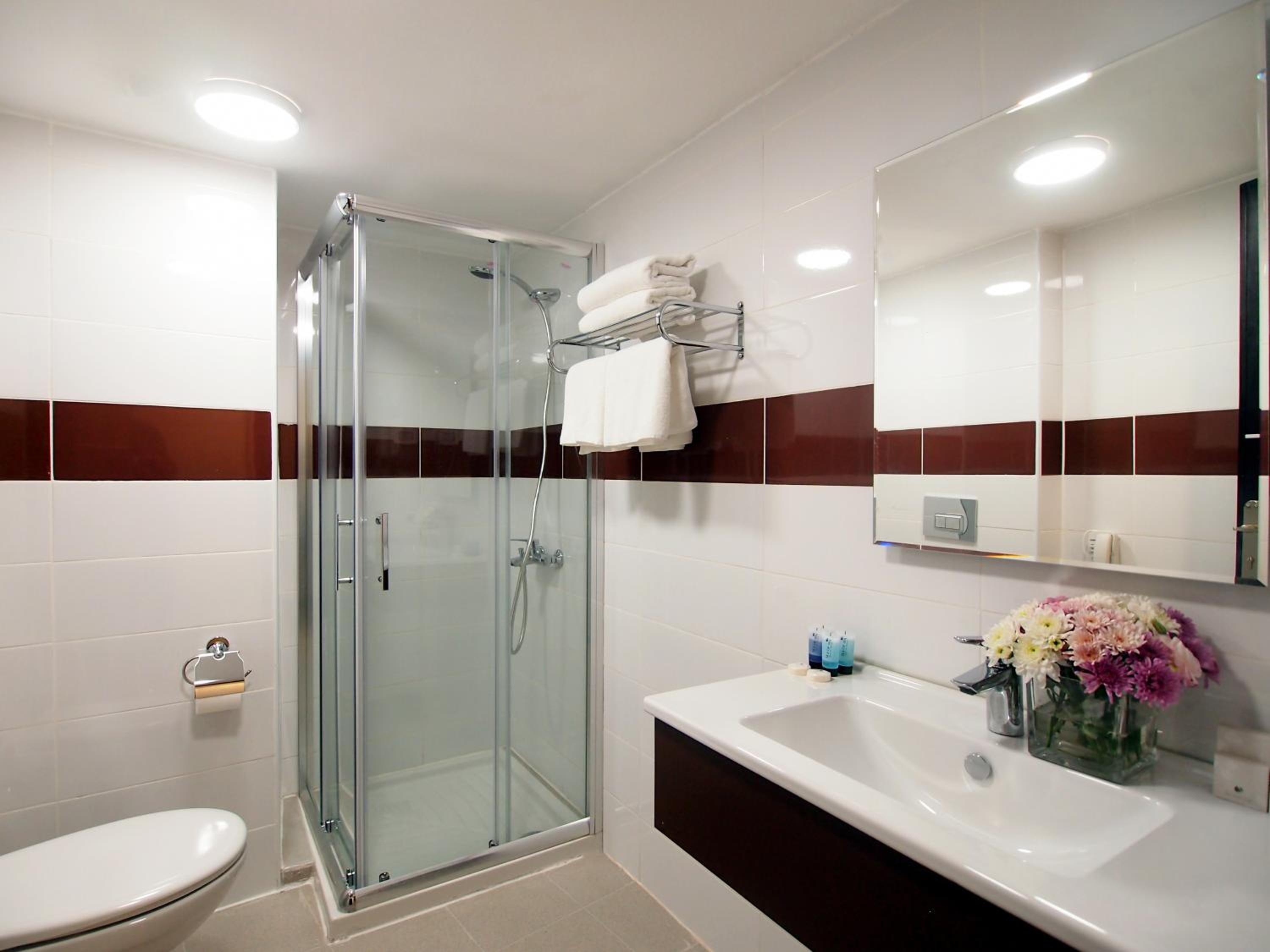Standard Double Room - Photo 13