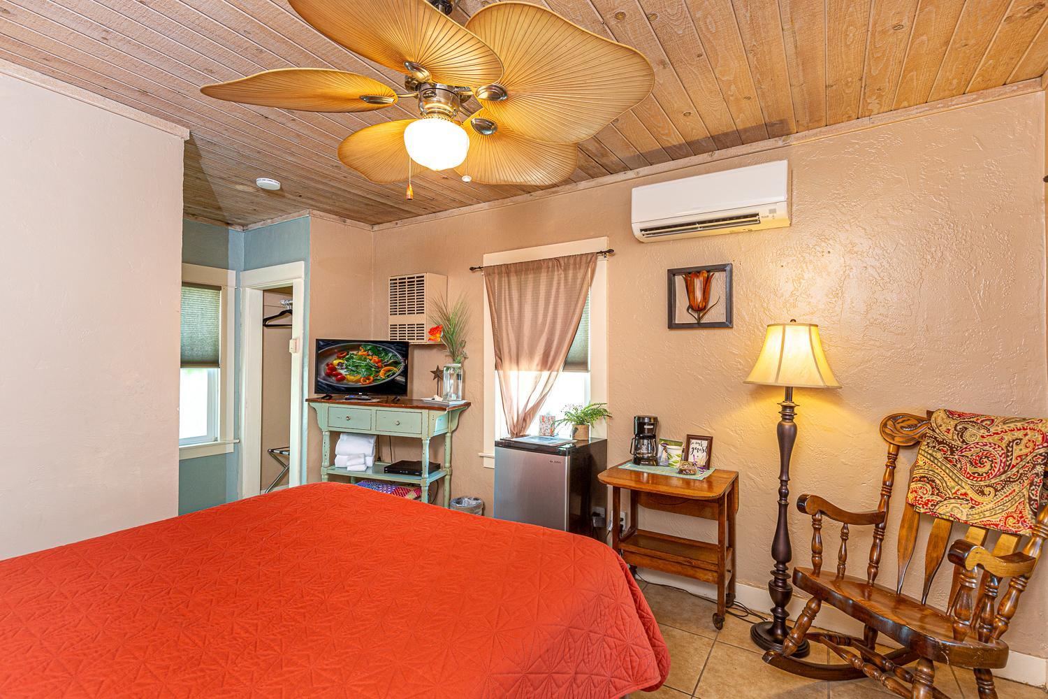 Queen Room photo 1