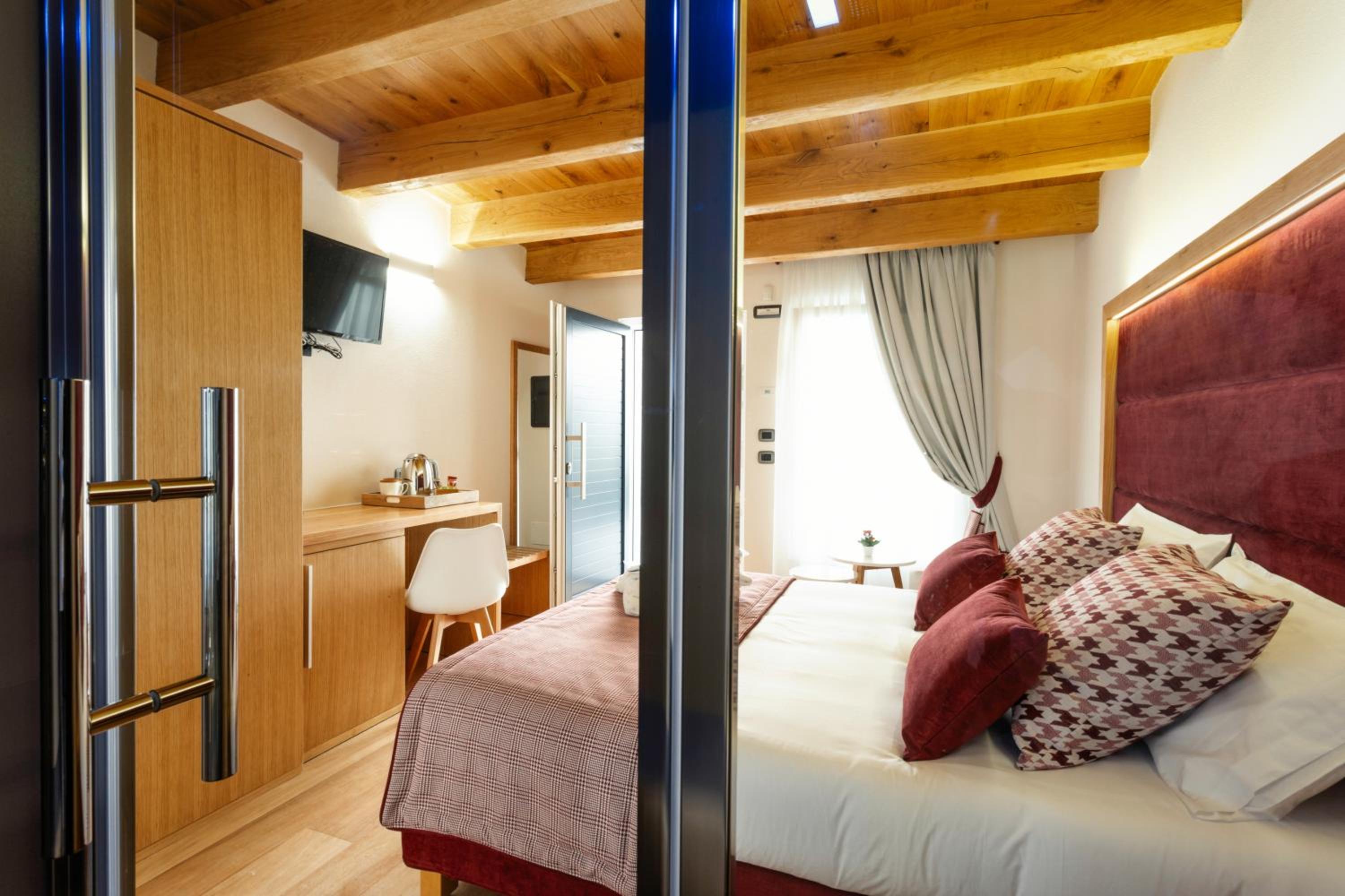 Deluxe Room - Photo 6