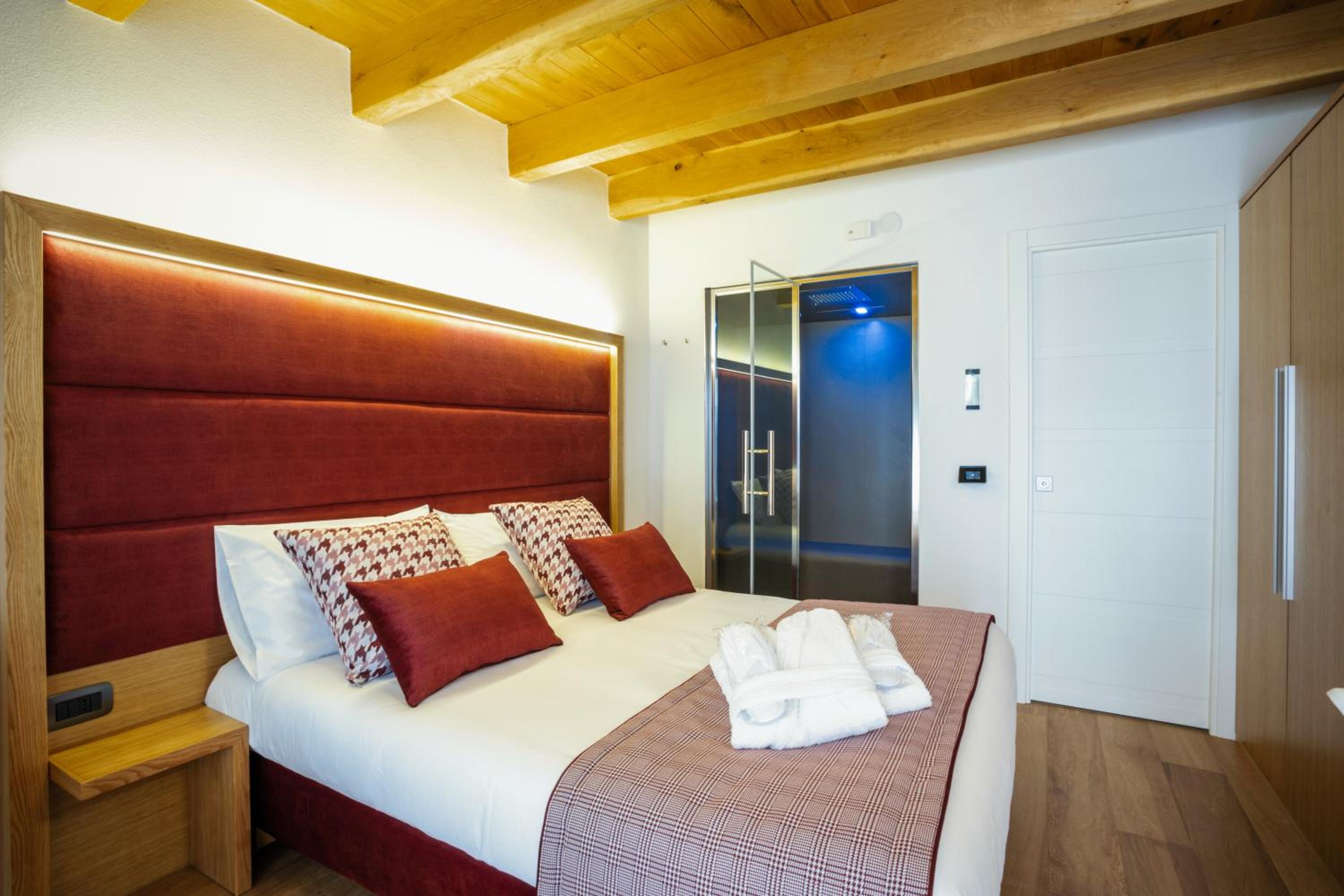 Deluxe Room - Photo 10