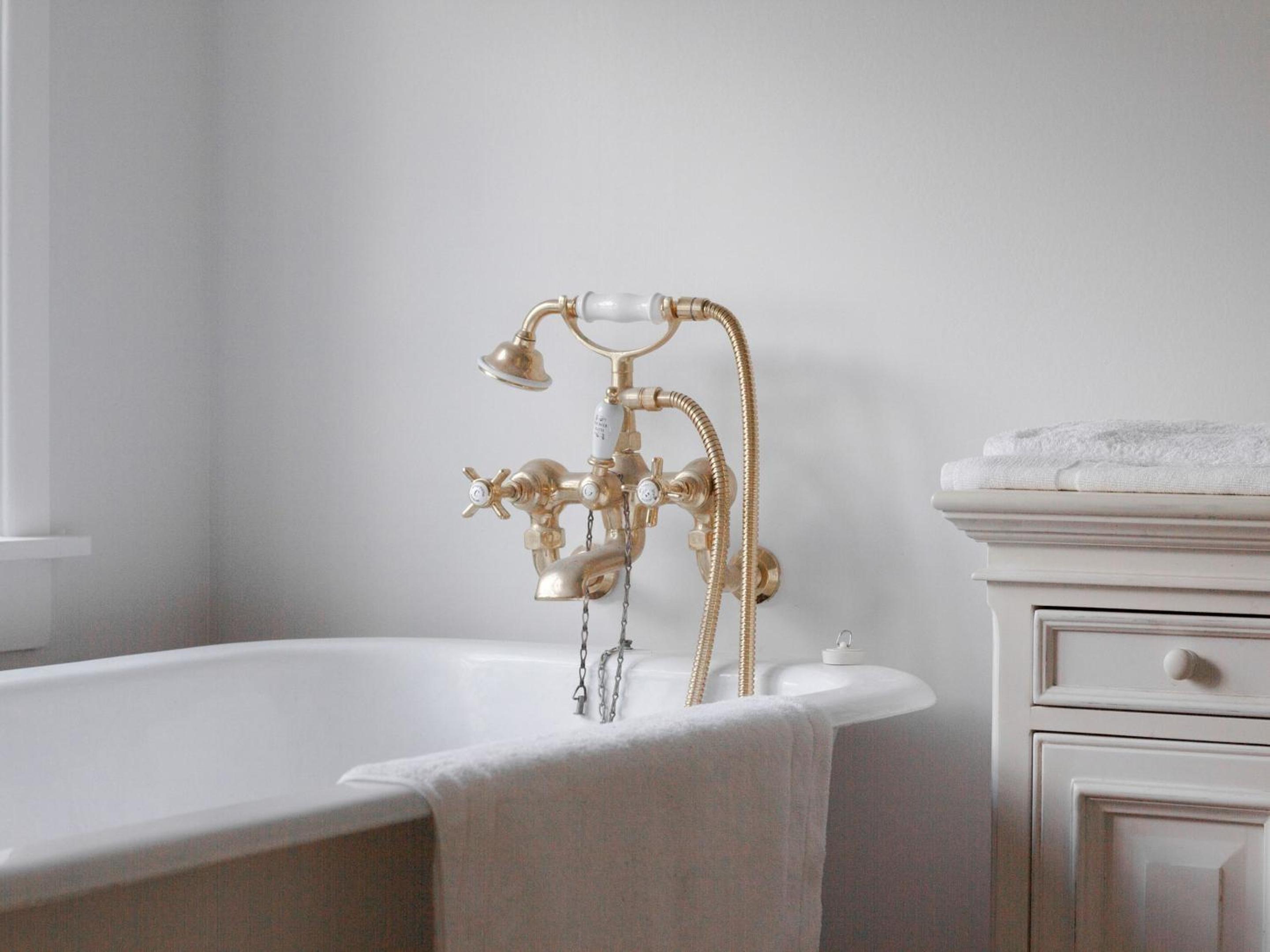 Queen Room with Private Bathroom - Photo 2