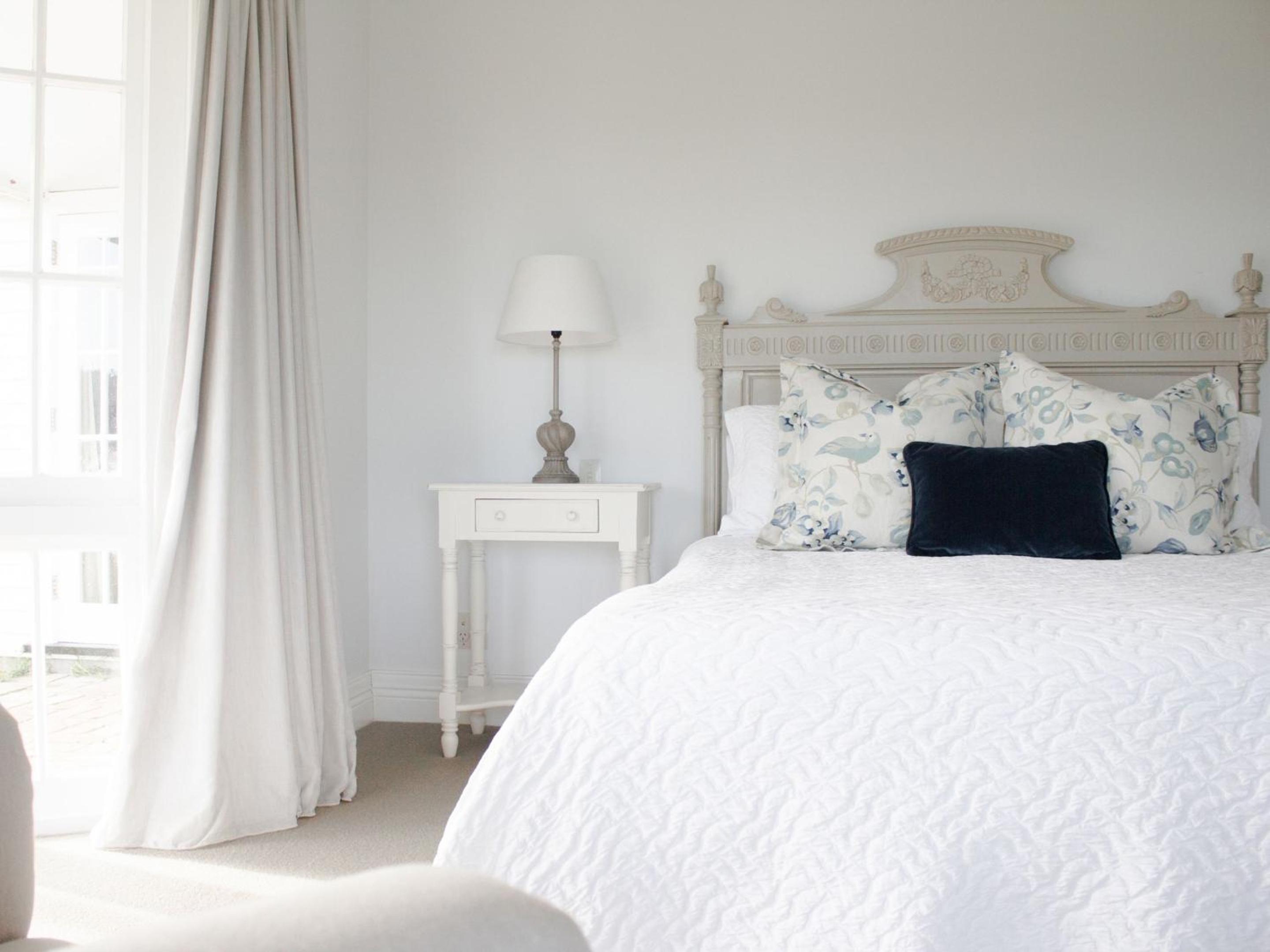 Queen Room with Private Bathroom - Photo 13