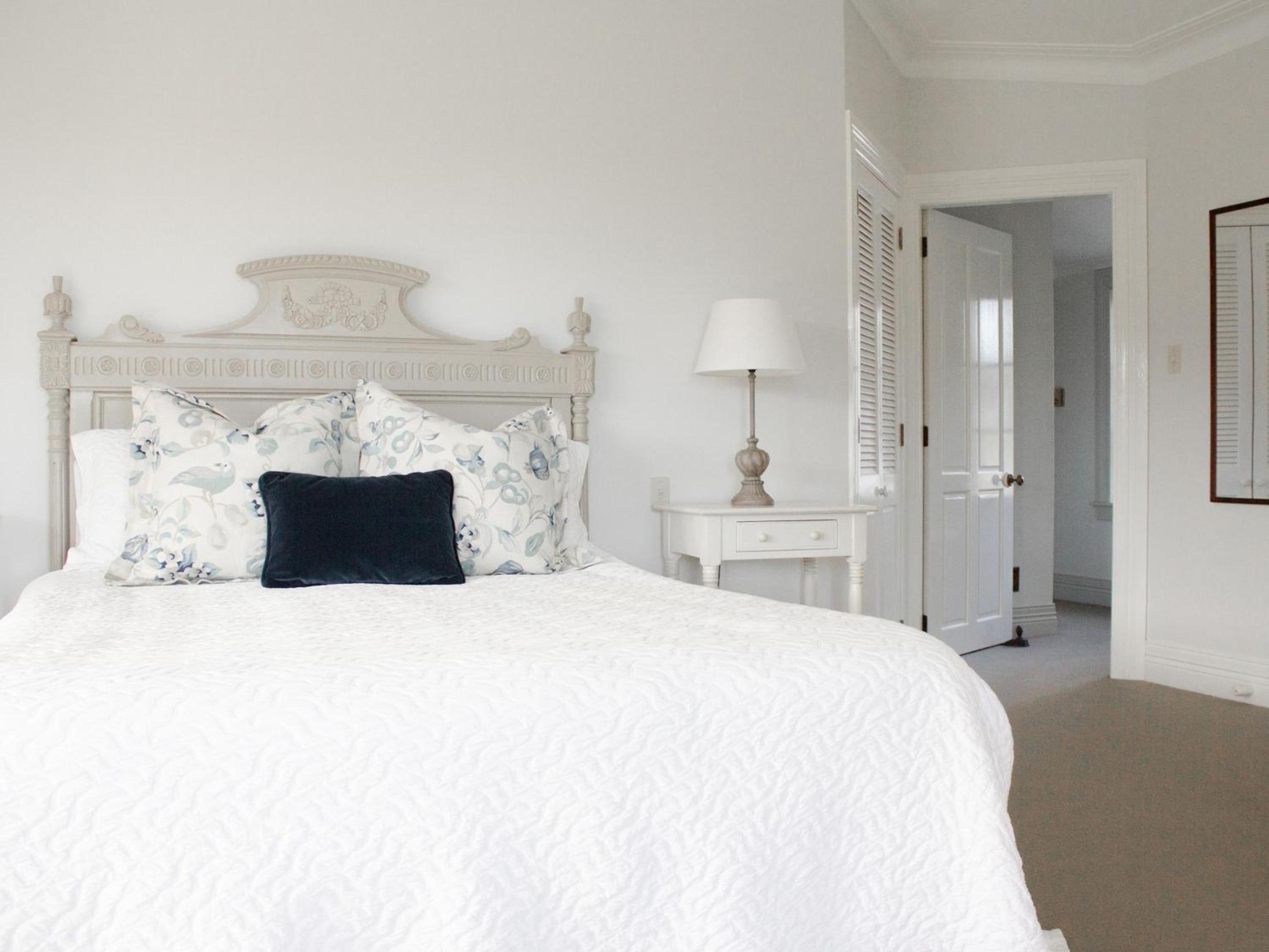 Queen Room with Private Bathroom - Photo 12