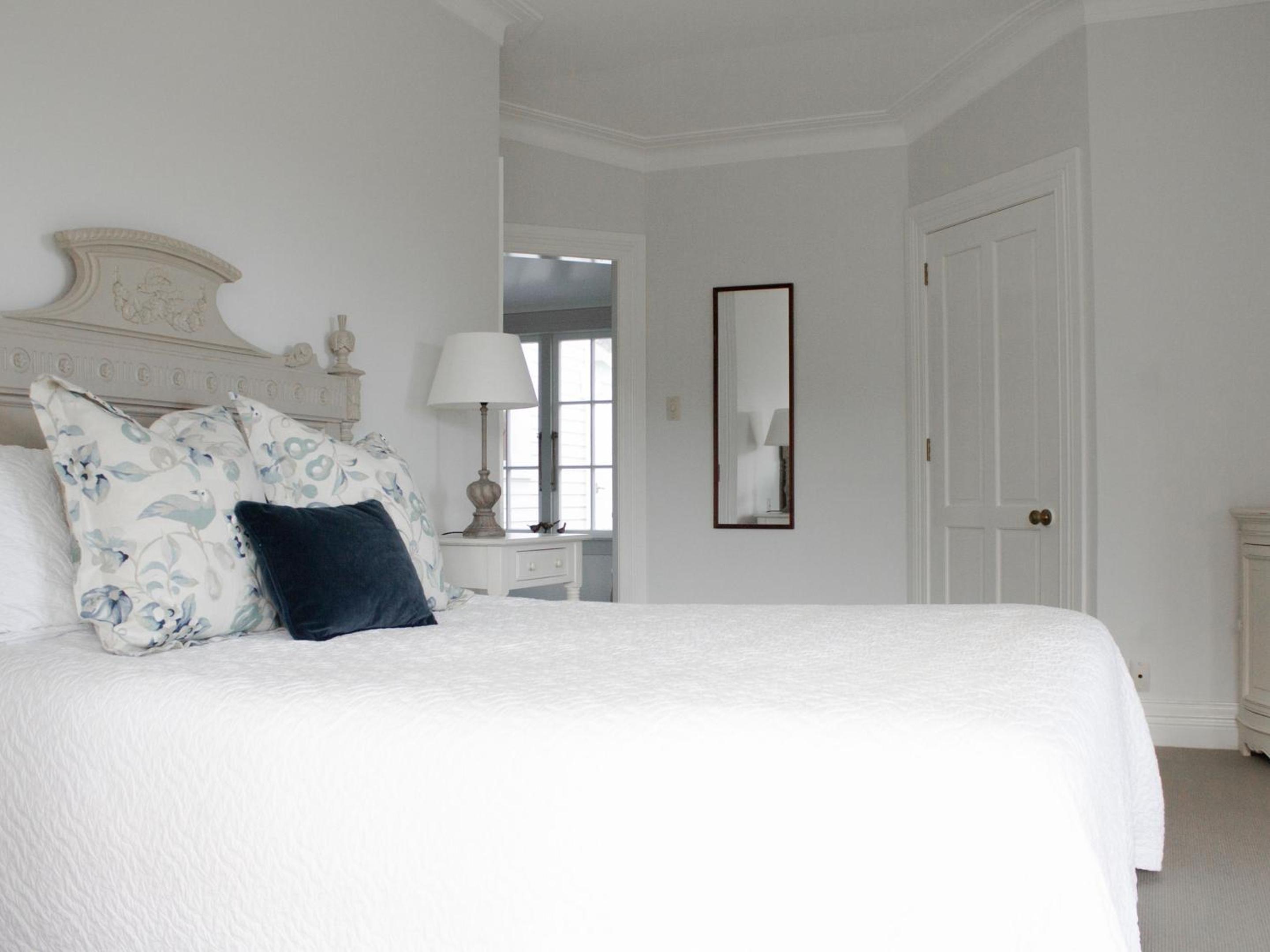 Queen Room with Private Bathroom - Photo 14
