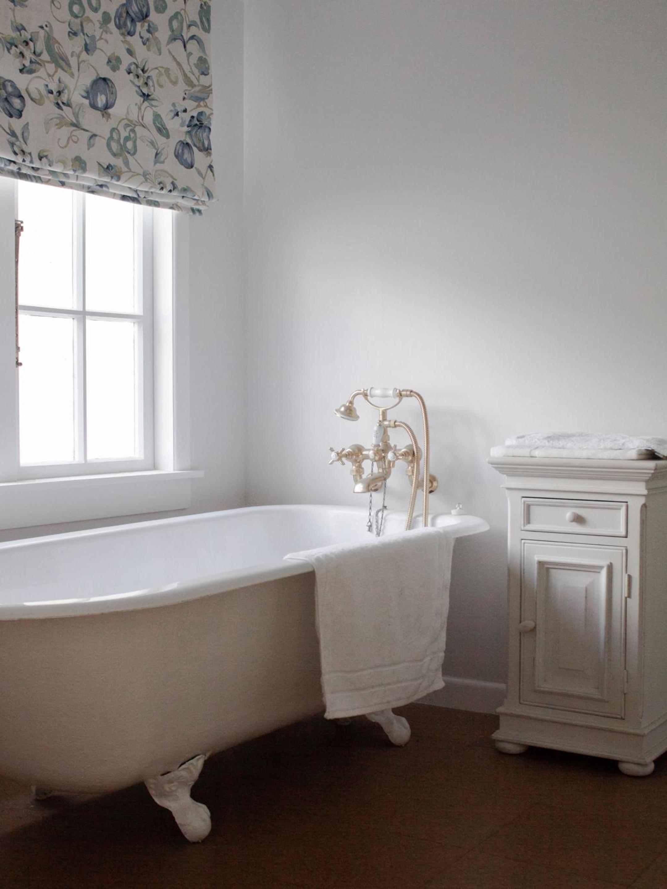 Queen Room with Private Bathroom - Photo 7