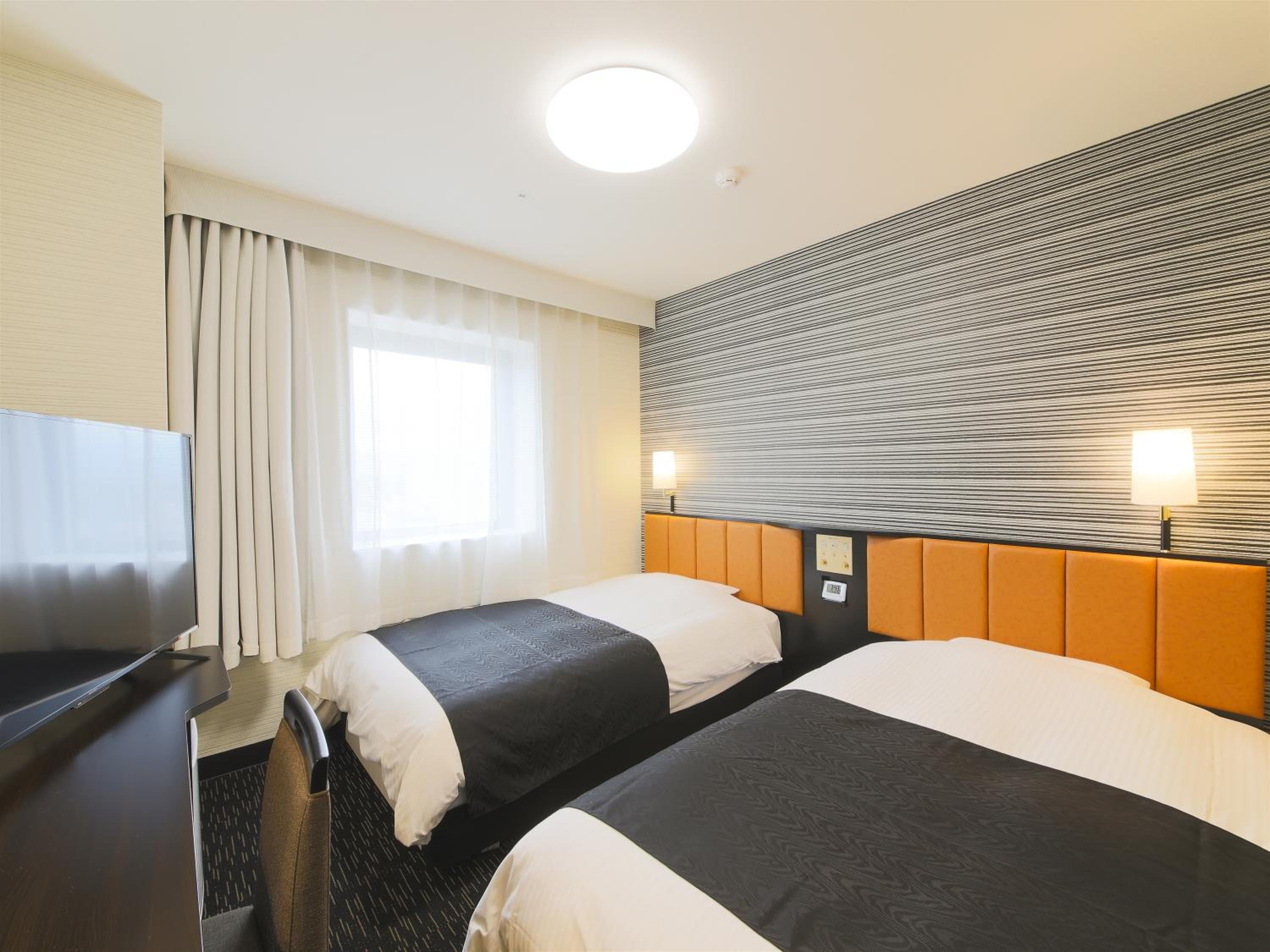 Twin Room - Non-Smoking - Top Floor - Photo 1