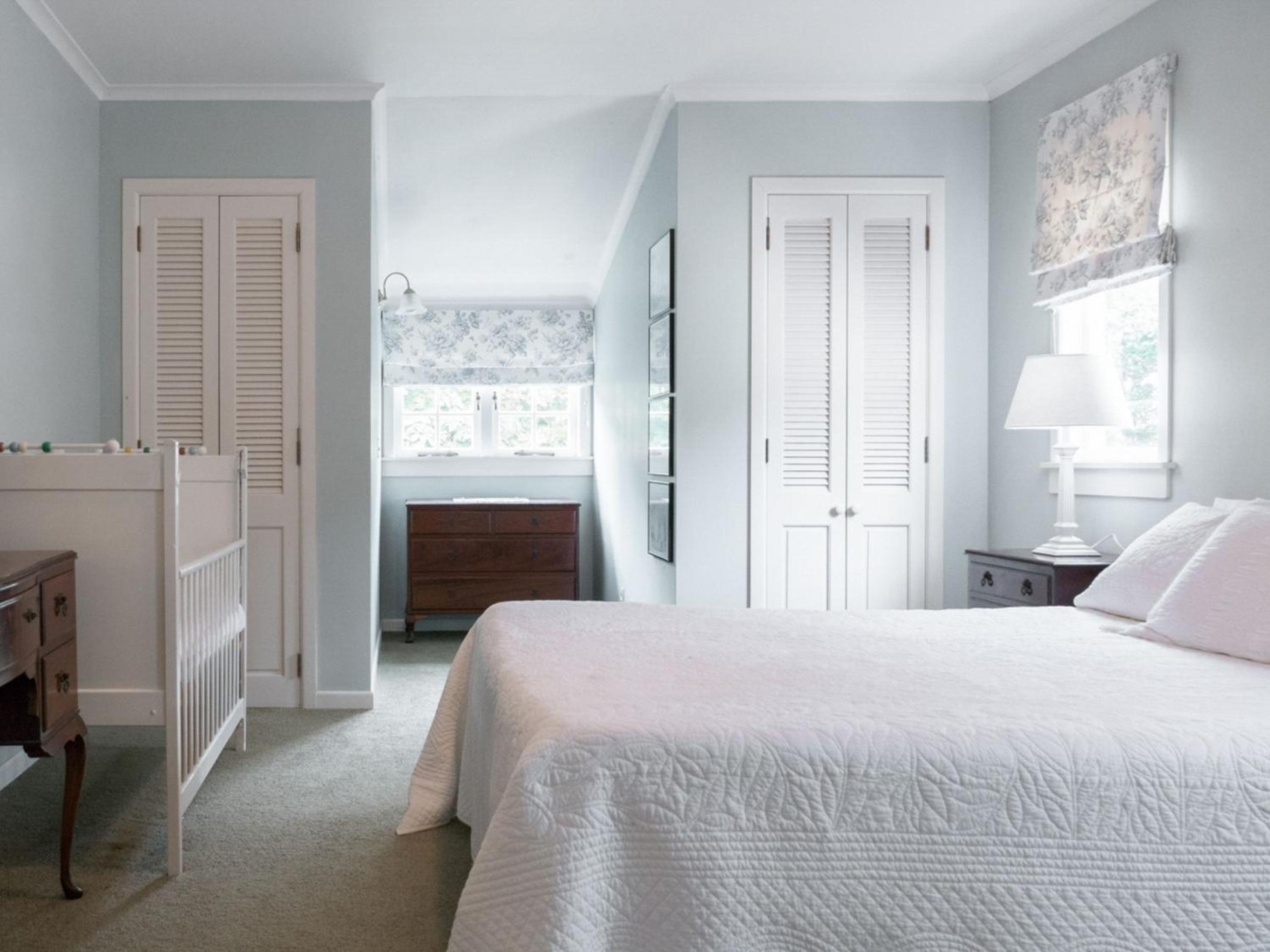 Queen Room with Shared Bathroom photo 1