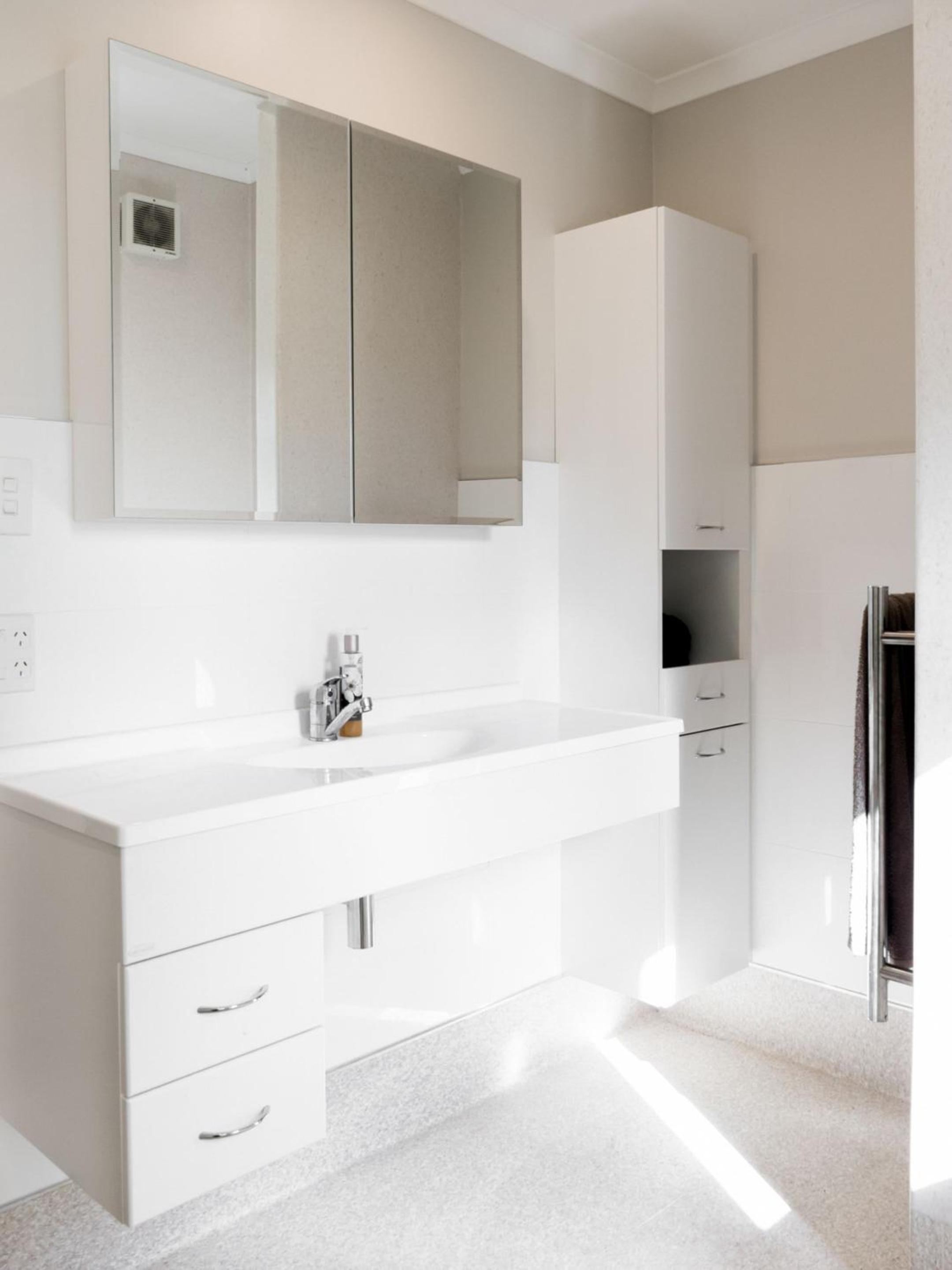 Queen Room with Private Bathroom - Photo 15