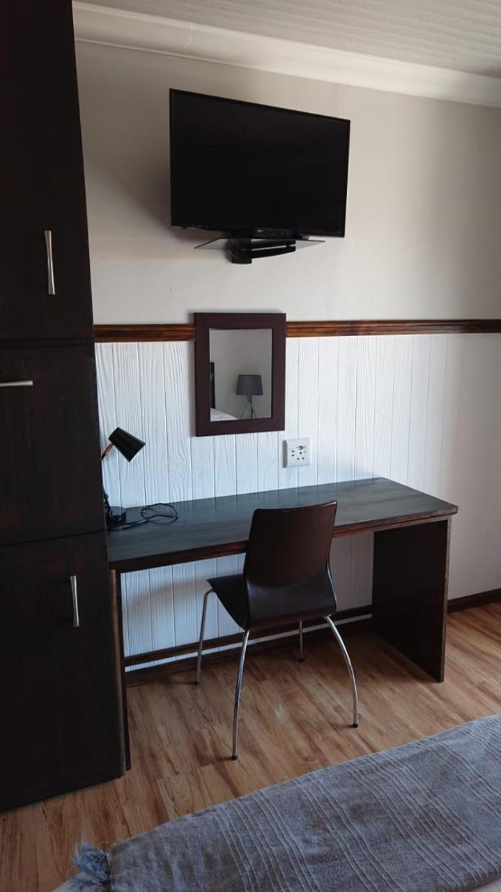 Two-Bedroom House - Photo 18