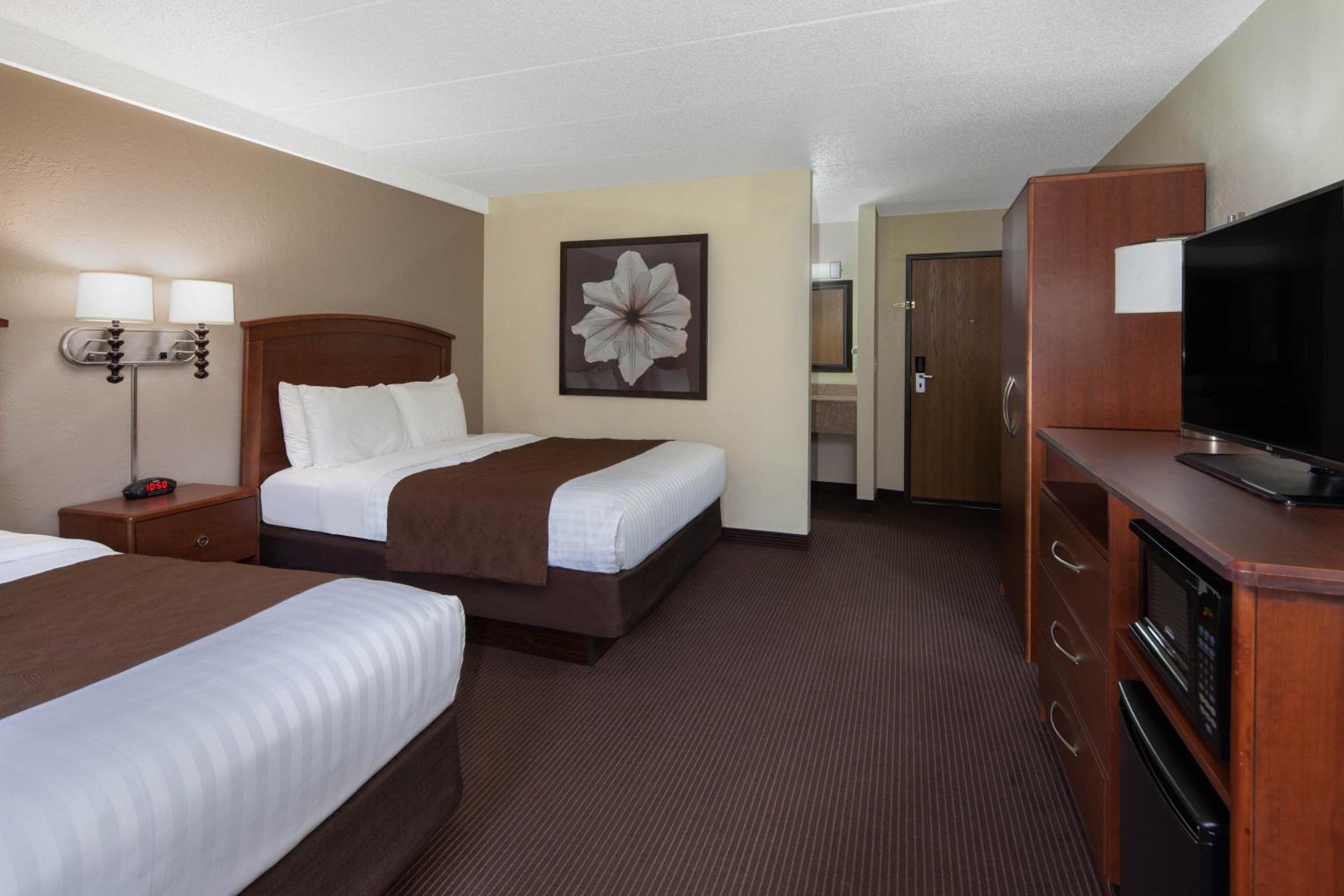 Deluxe Queen Room with Two Queen Beds - Non-Smoking photo 3