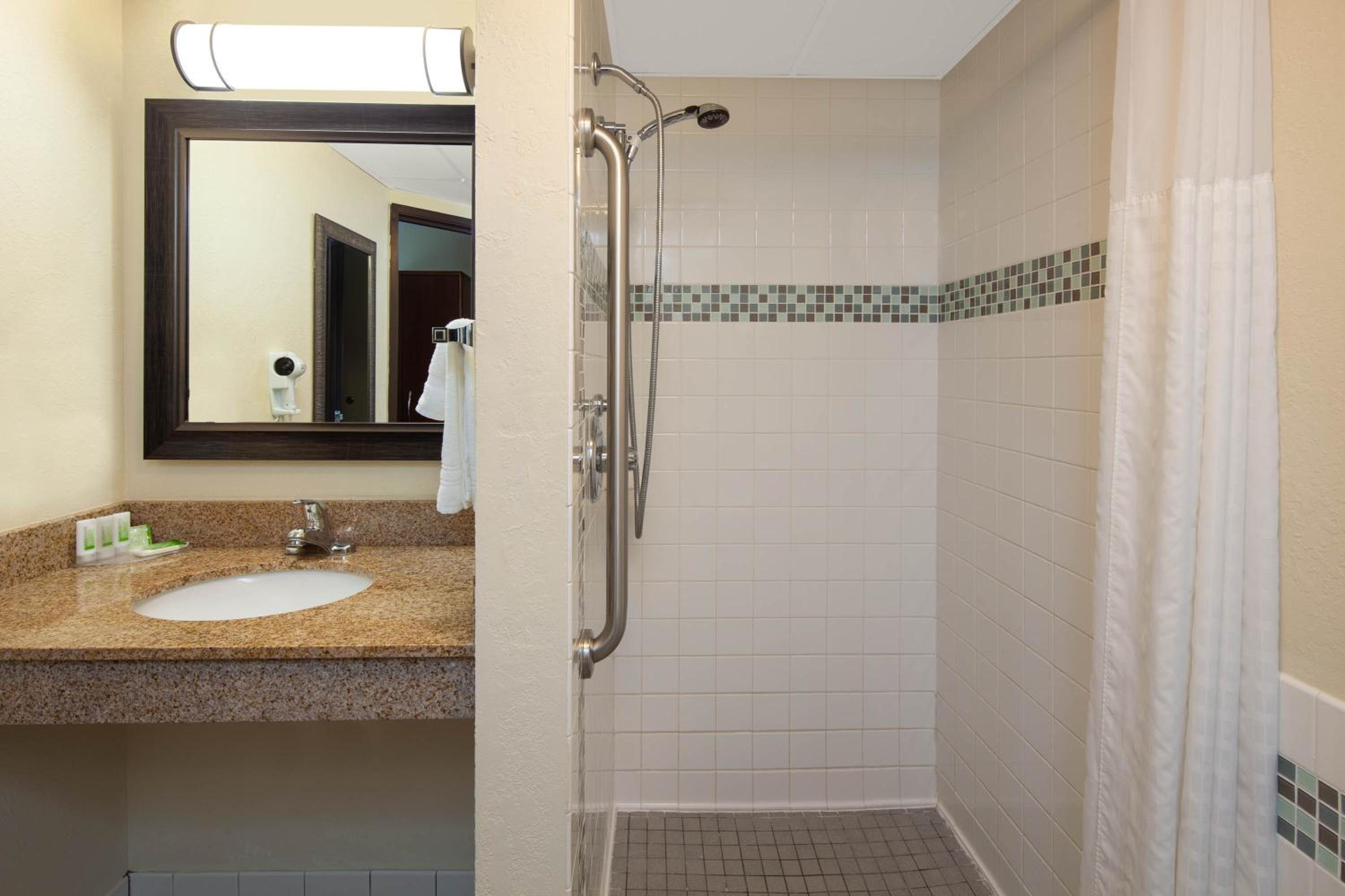 Queen Room - Mobility Access/Non-Smoking photo 2