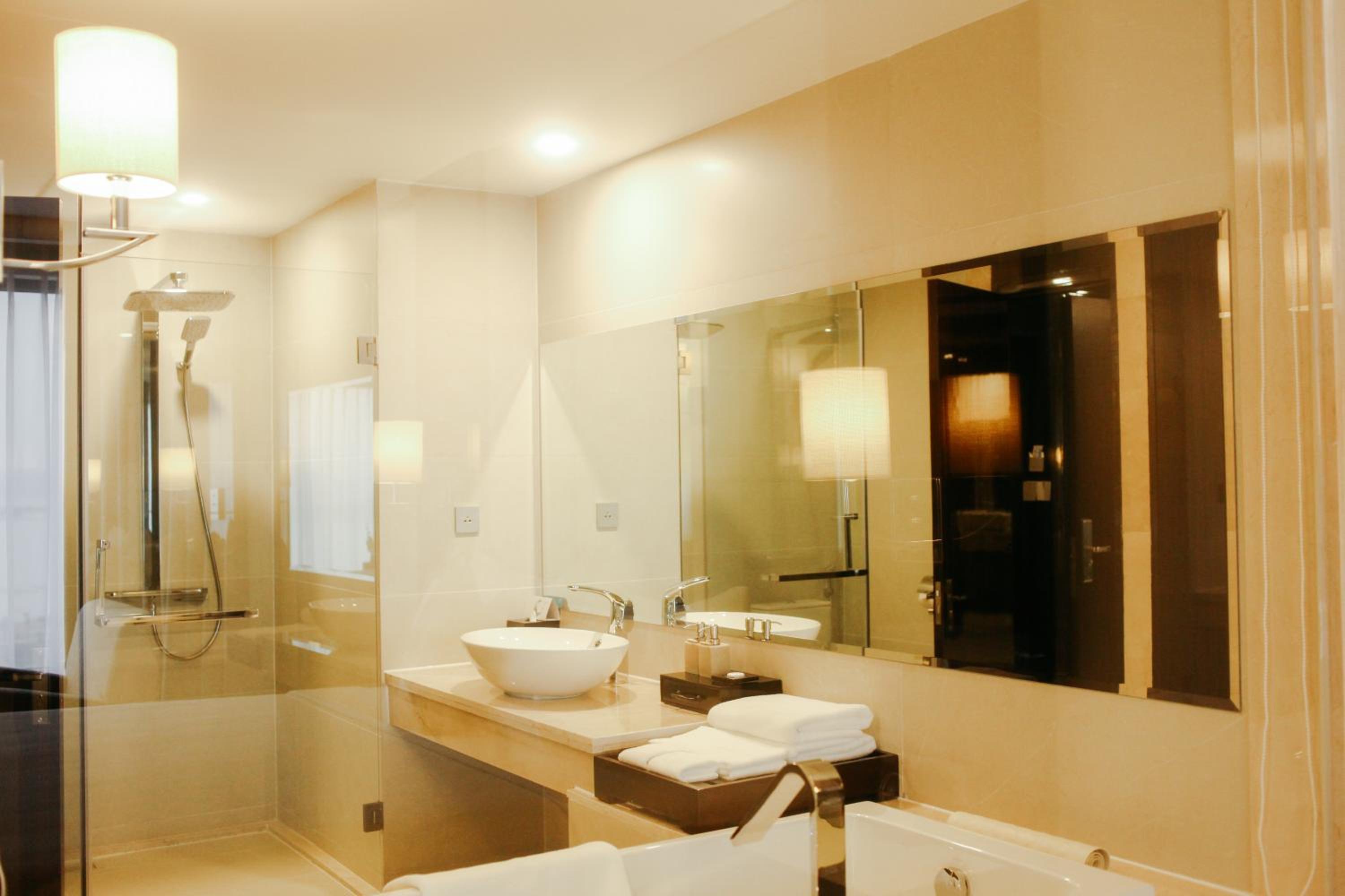 Deluxe King Room - Photo 2