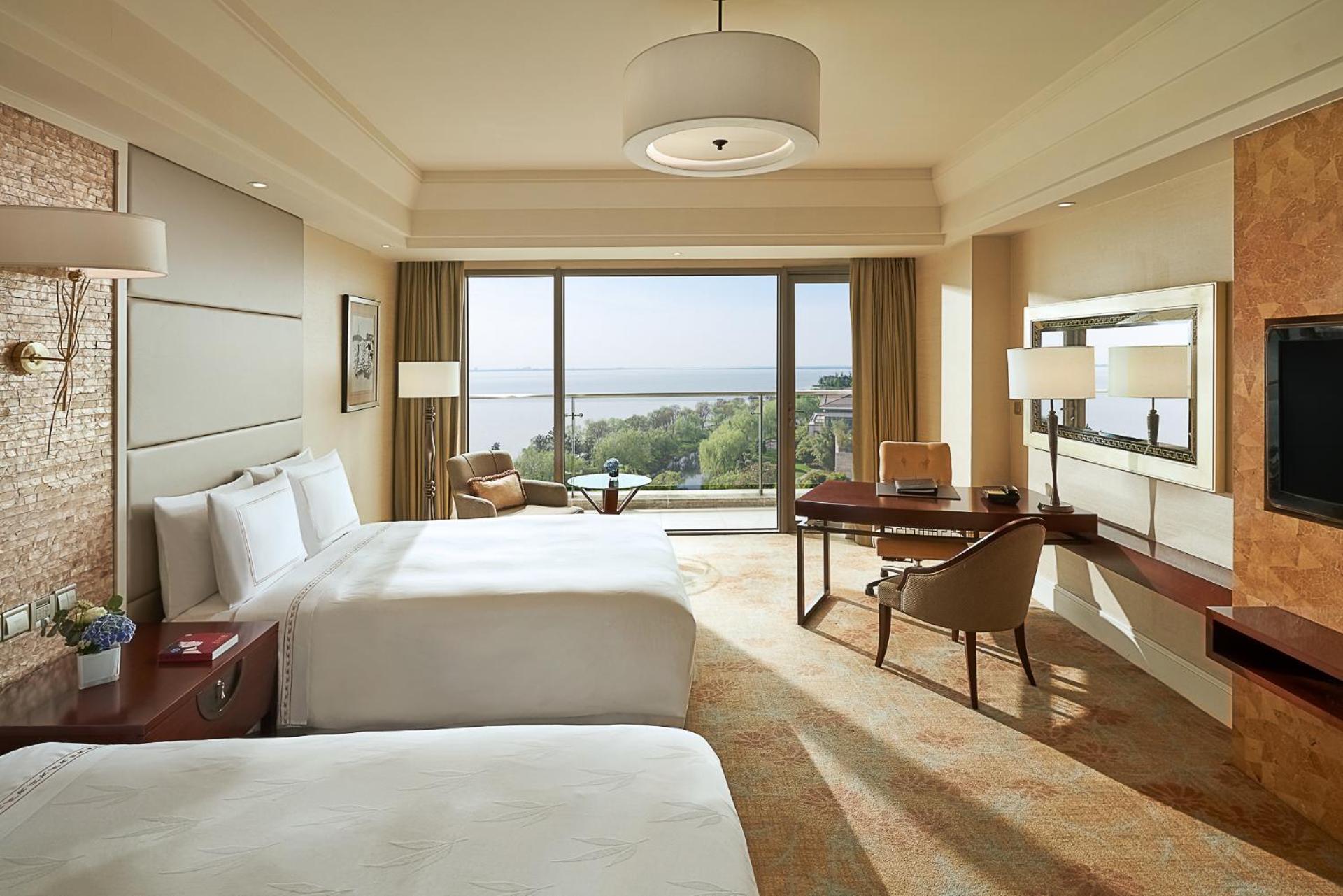 Fairmont Gold Twin Room with Lake View photo 3