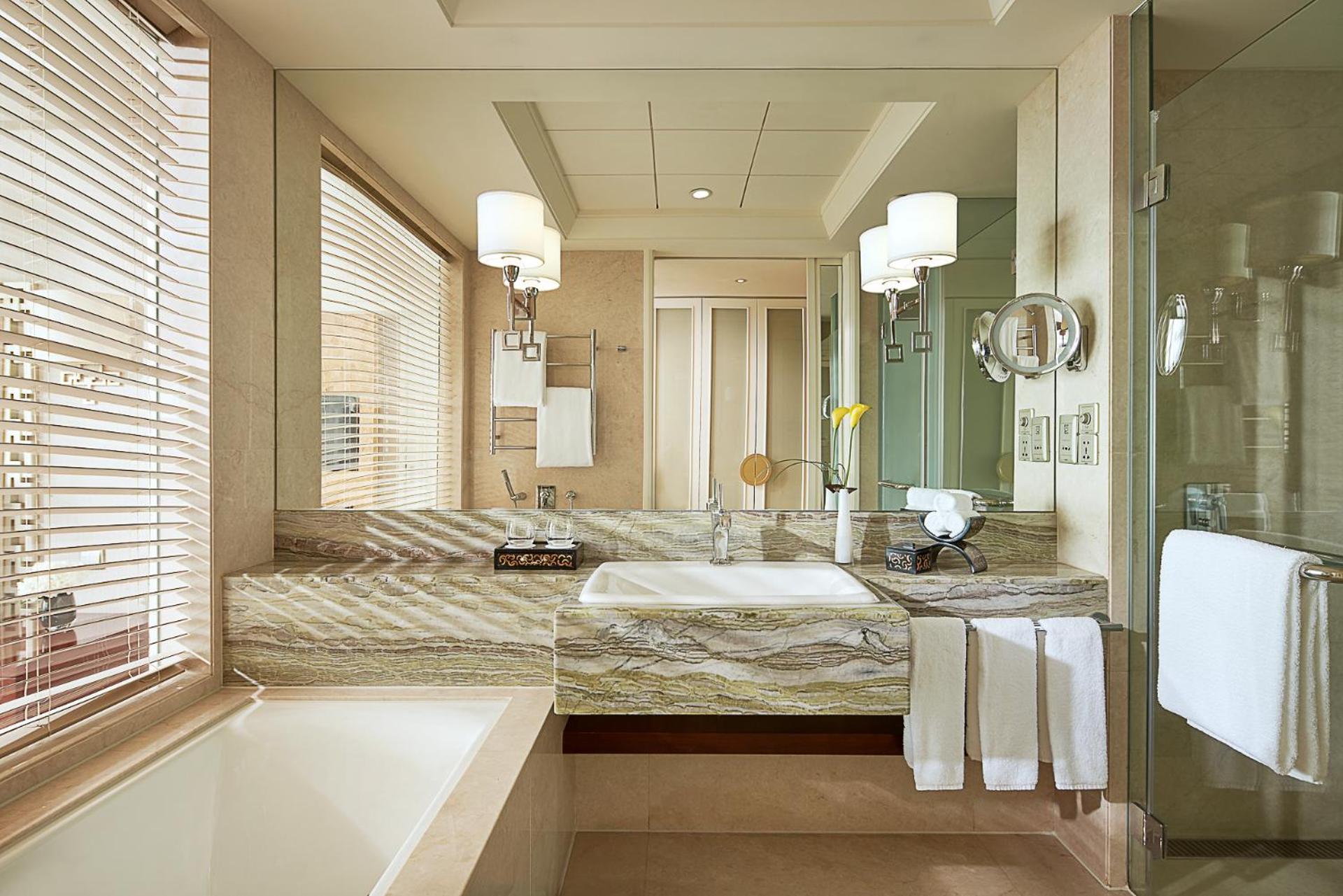 Deluxe Twin Room with Park View photo 2