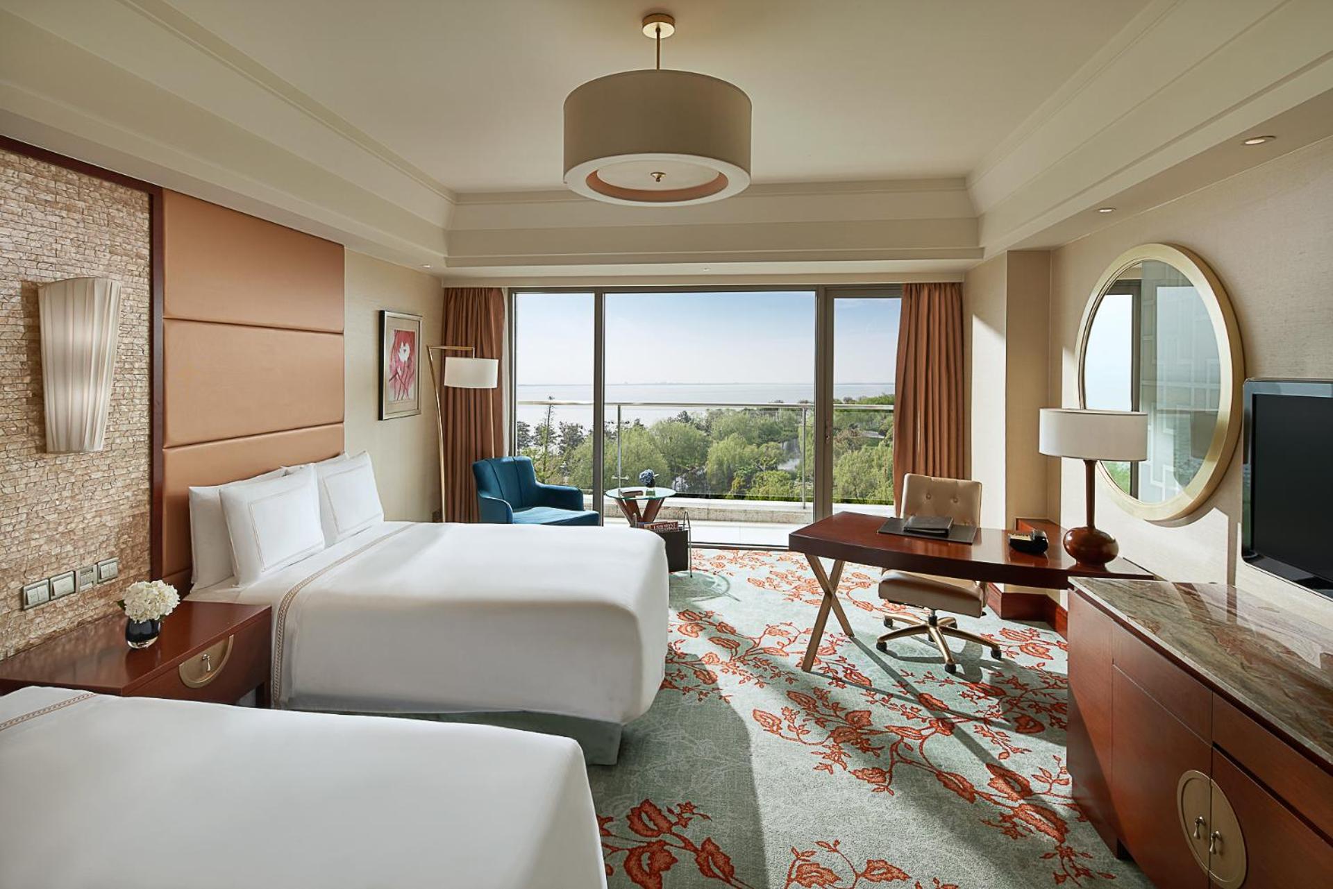 Fairmont Gold Twin Room with Lake View