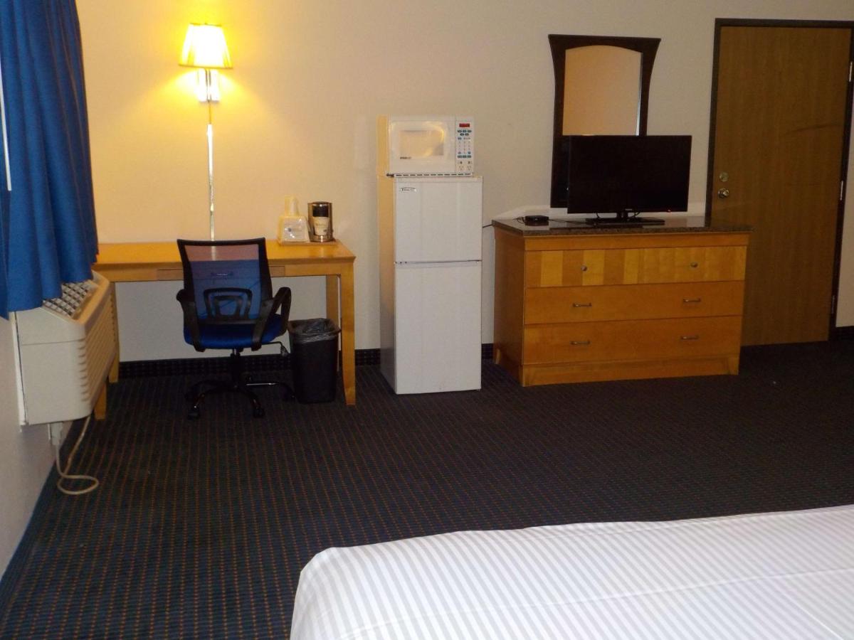 Queen Room with Two Queen Beds with Sofa Bed - Non-Smoking photo 1