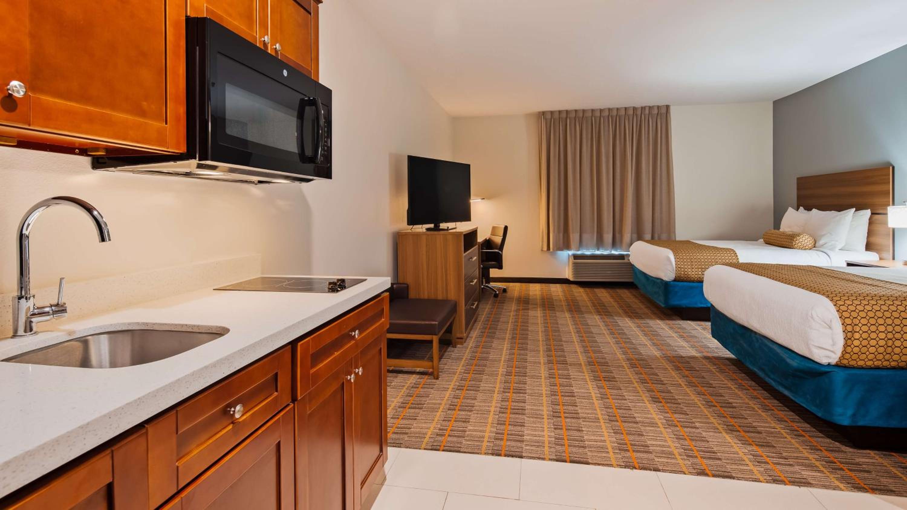 Queen Room with Two Queen Beds and Kitchenette - Non-Smoking - Photo 3