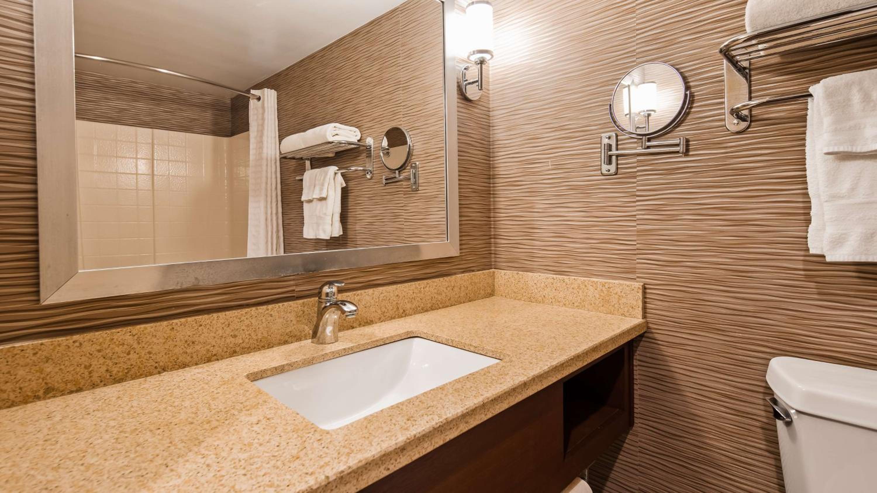 King Room with Bath Tub - Disability Access/Non-Smoking  - Photo 4