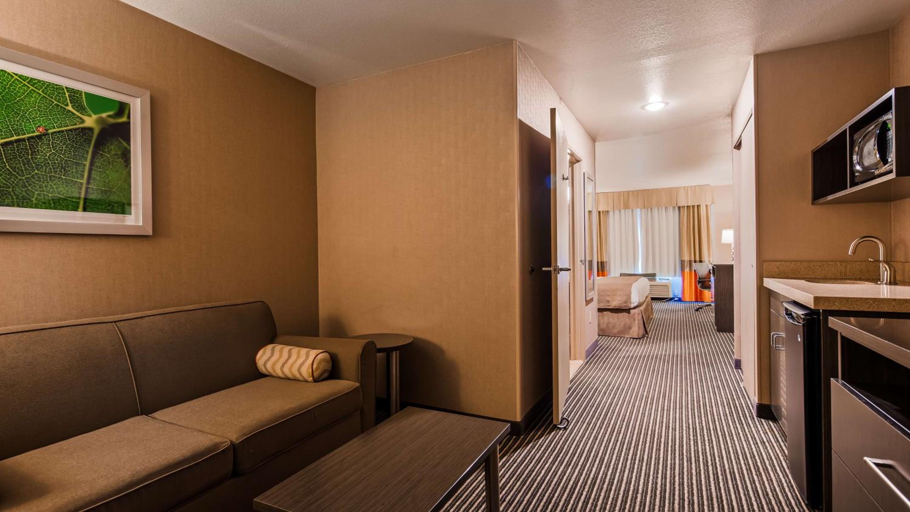 King Suite with Sofa Bed - Non-Smoking - Photo 1