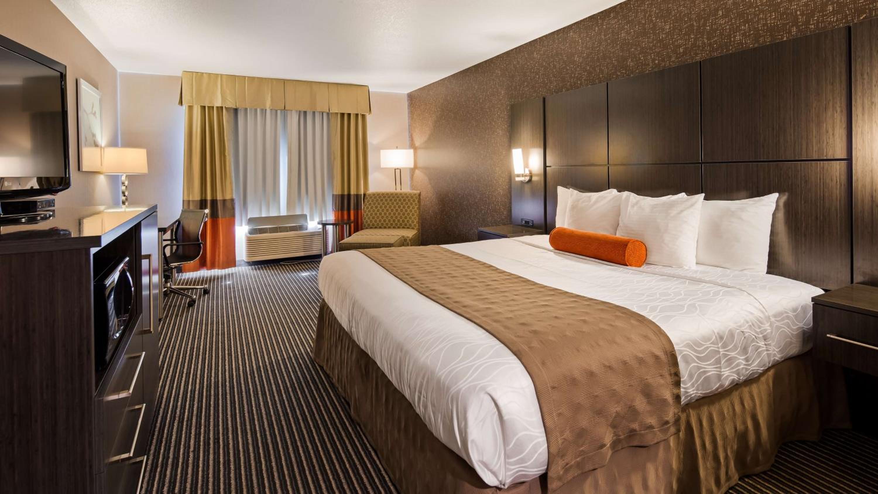 King Room with Roll-in Shower - Disability Access/Non-Smoking - Photo 1