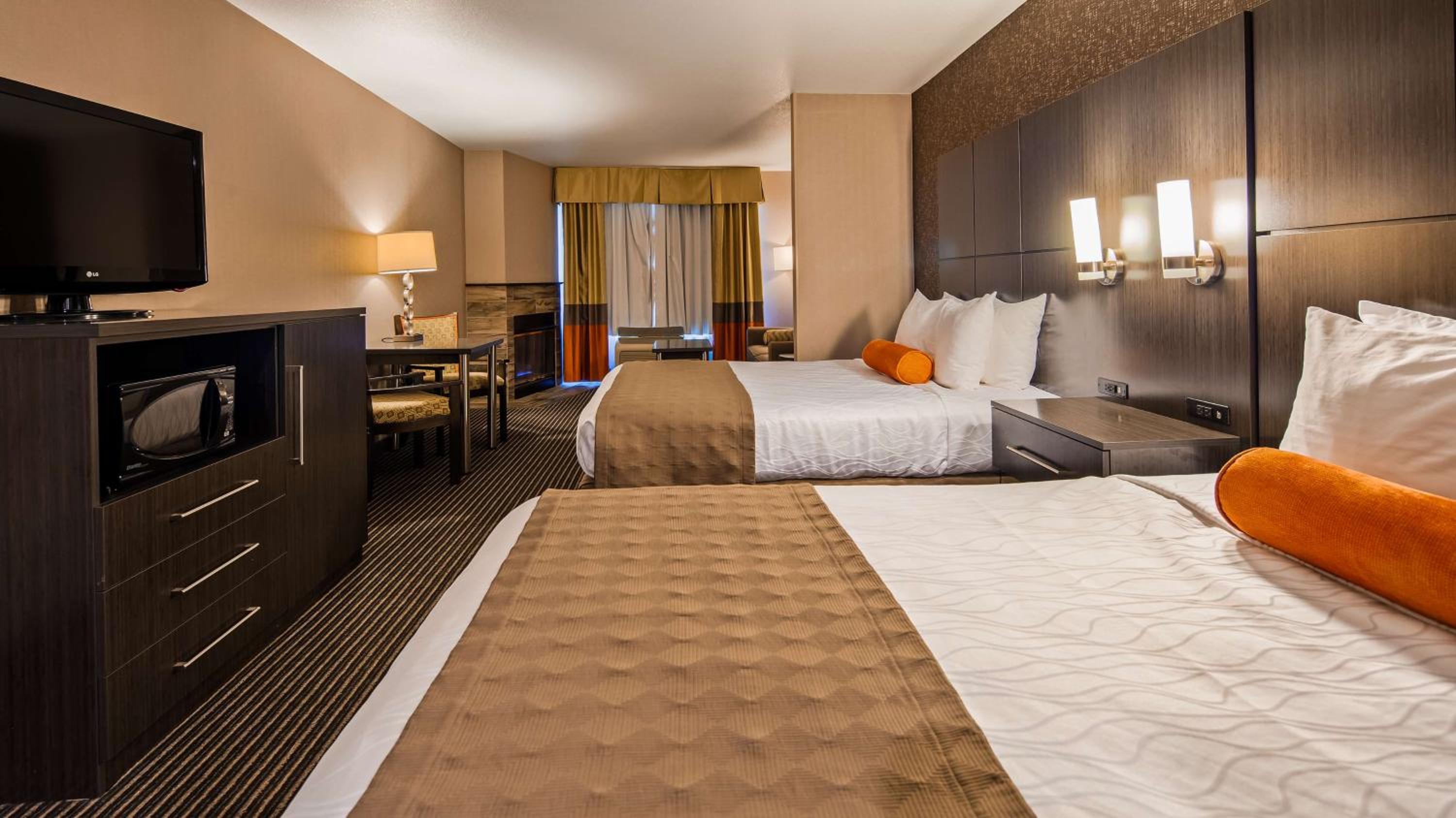 Suite with Two Queen Beds and Fireplace - Sofa Bed/Non-Smoking - Photo 1