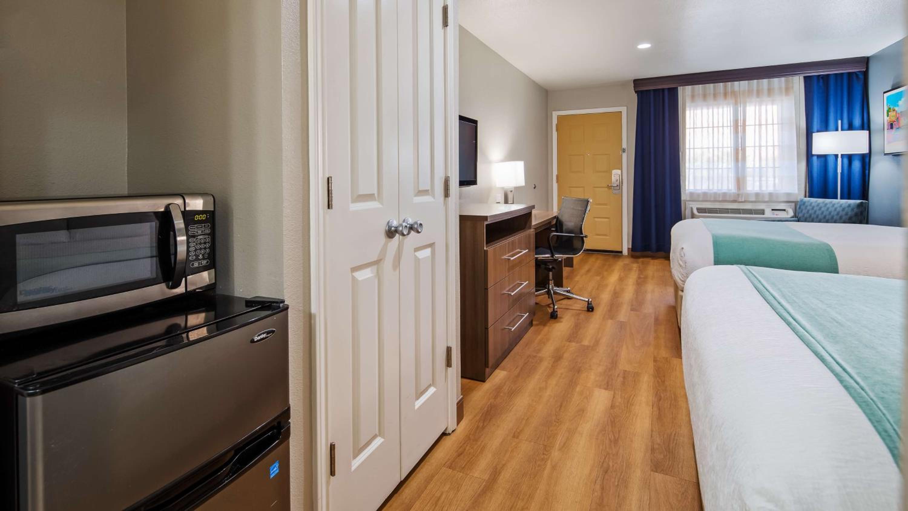 Queen Room - Non-Smoking photo 2