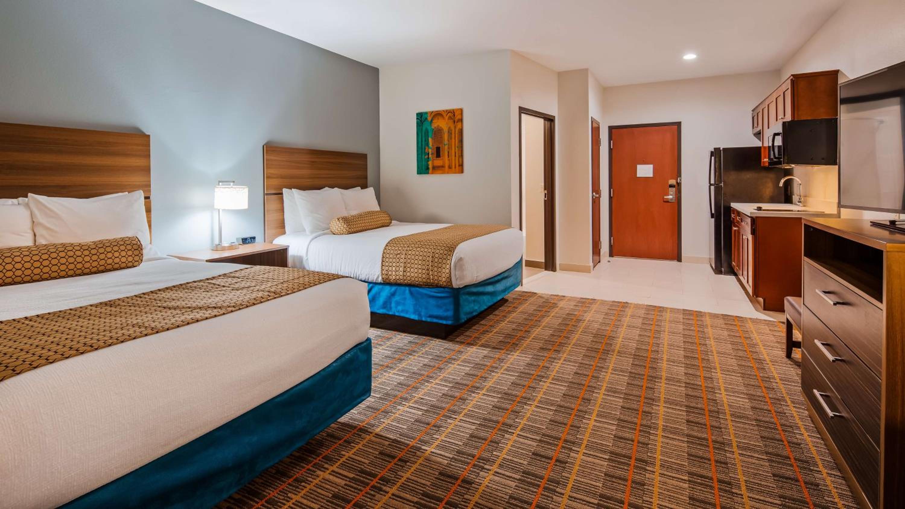 Queen Room with Two Queen Beds and Kitchenette - Non-Smoking - Photo 2
