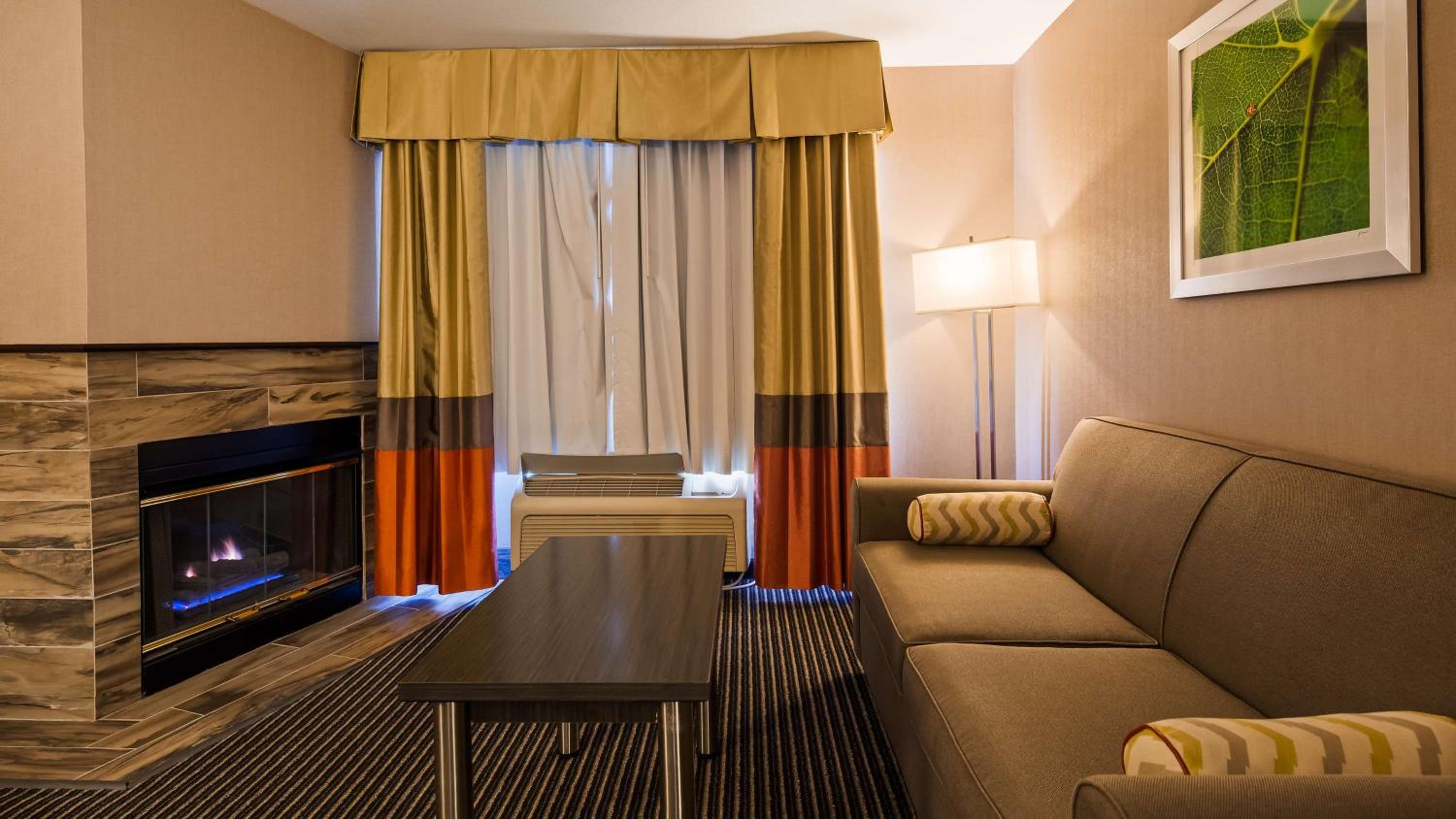 Suite with Two Queen Beds and Fireplace - Sofa Bed/Non-Smoking - Photo 3