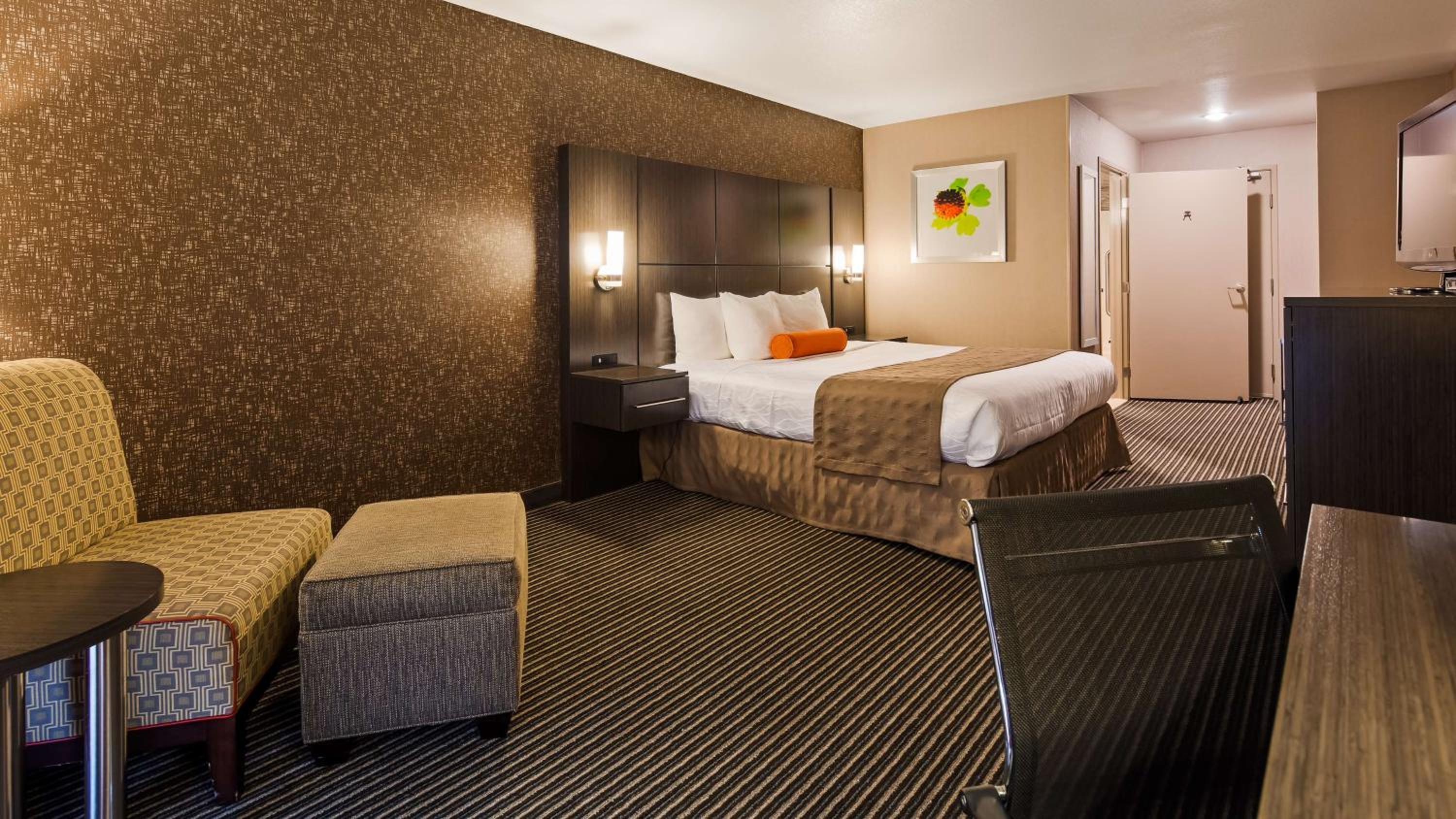 King Room with Roll-in Shower - Disability Access/Non-Smoking - Photo 5